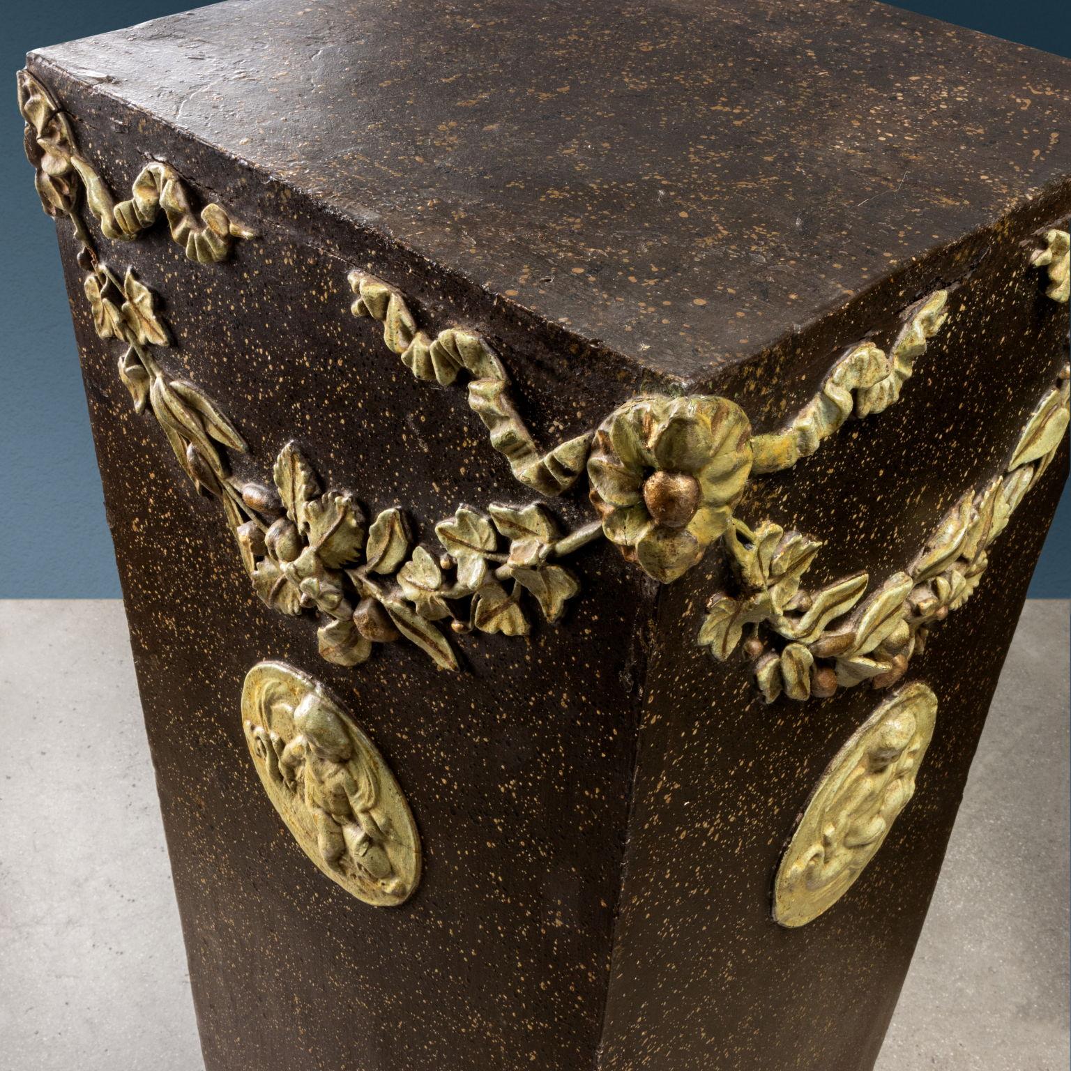 18th Century and Earlier Groupe de quatre vases-colonnes néoclassiques Italie Dernier quart du XVIIIe siècle en vente