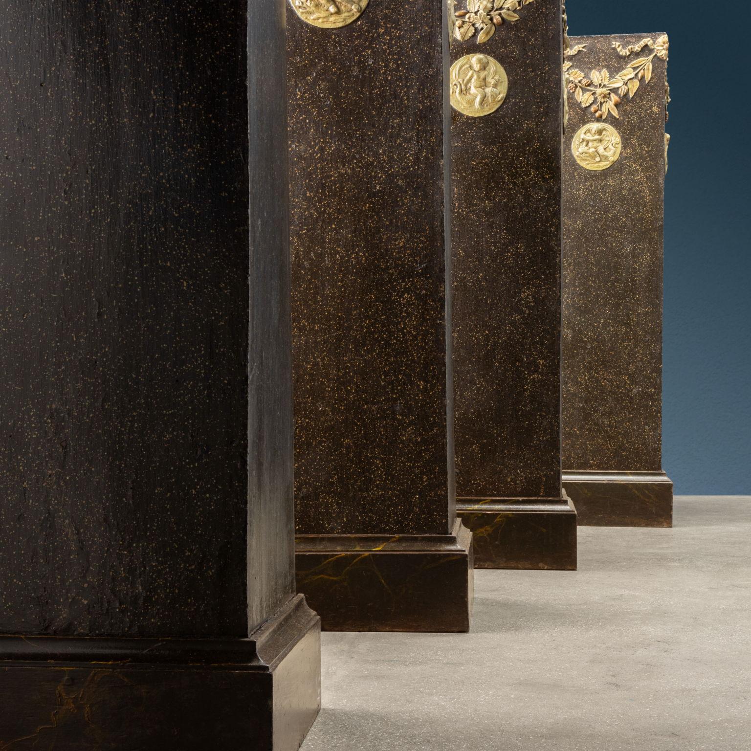 Groupe de quatre vases-colonnes néoclassiques Italie Dernier quart du XVIIIe siècle en vente 1