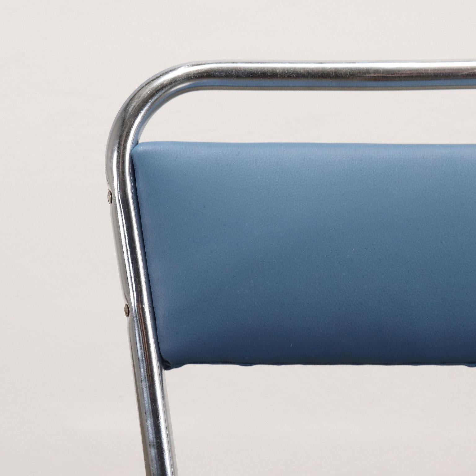 Mid-Century Modern Gruppo di quattro sedie Anni 60, metallo e similpelle, azzurre