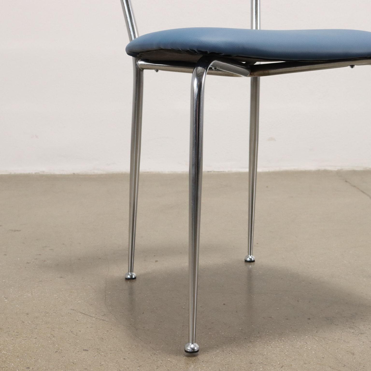 Enameled Gruppo di quattro sedie Anni 60, metallo e similpelle, azzurre