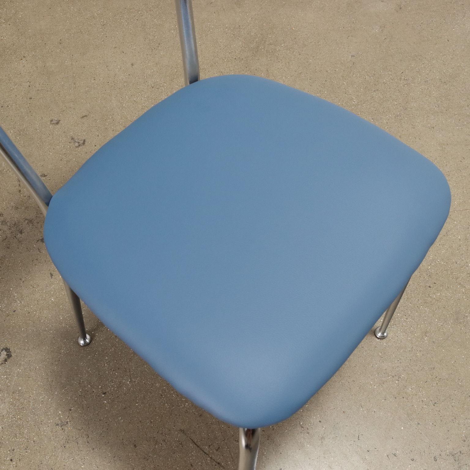 Gruppo di quattro sedie Anni 60, metallo e similpelle, azzurre In Excellent Condition In Milano, IT