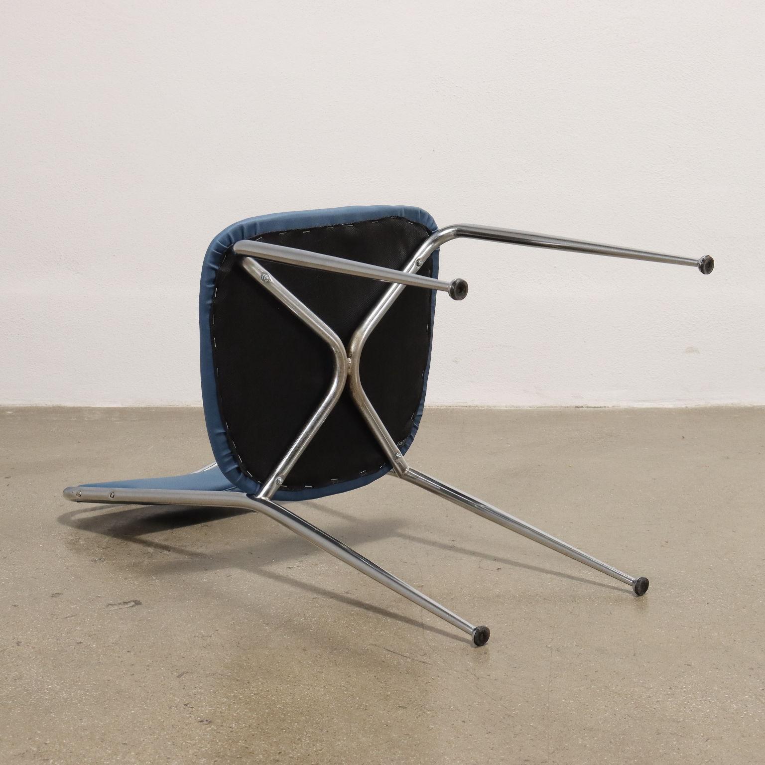 Metal Gruppo di quattro sedie Anni 60, metallo e similpelle, azzurre