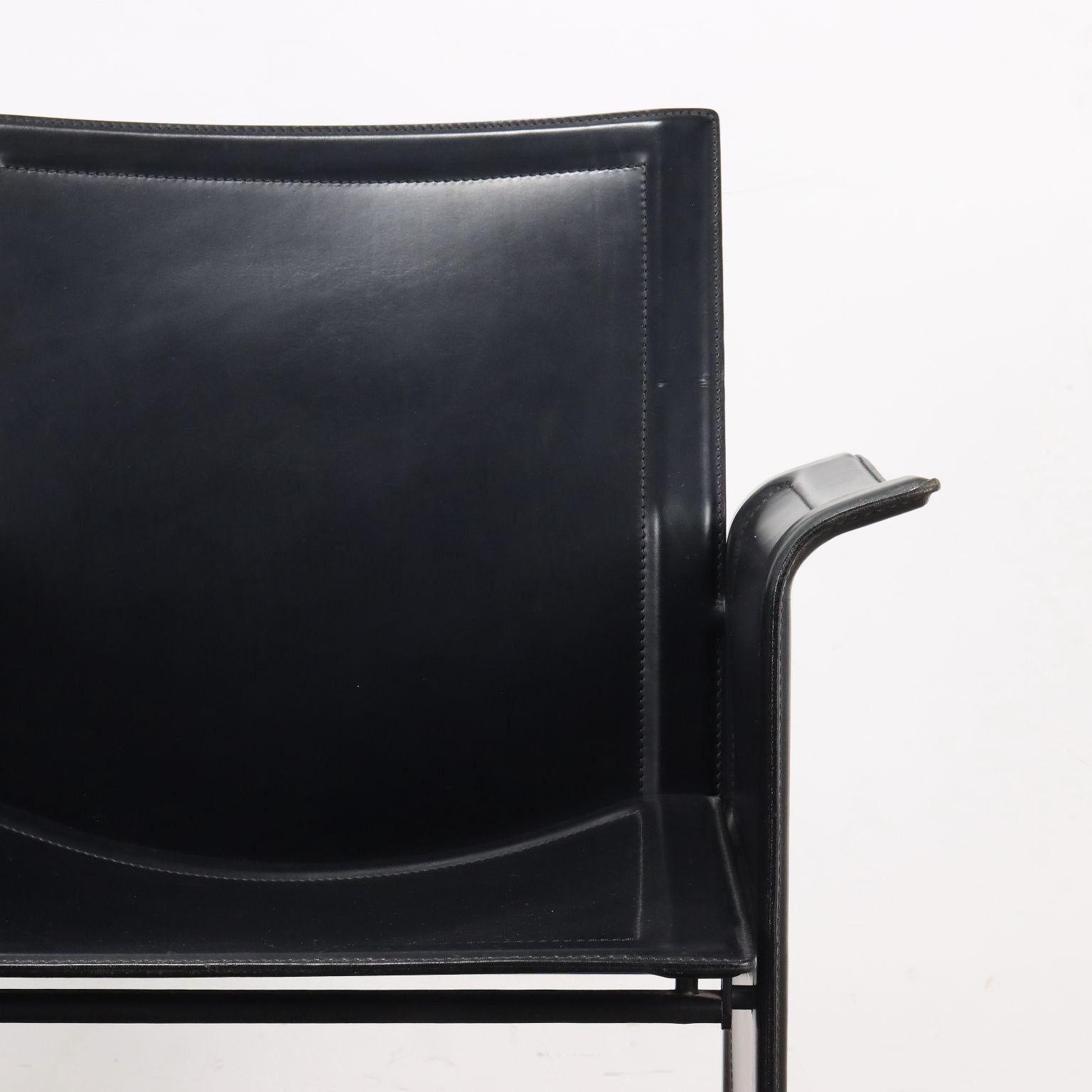 Mid-Century Modern Groupe de quatre chaises en cuir des années 80 et 90 en vente