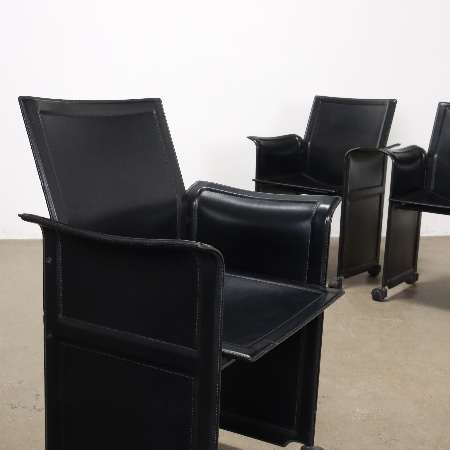 Groupe de quatre chaises en cuir des années 80 et 90 Bon état - En vente à Milano, IT