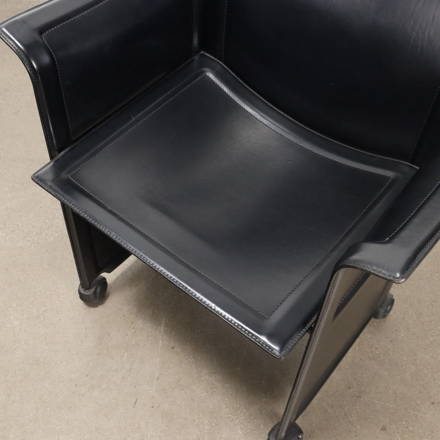 Cuir Groupe de quatre chaises en cuir des années 80 et 90 en vente