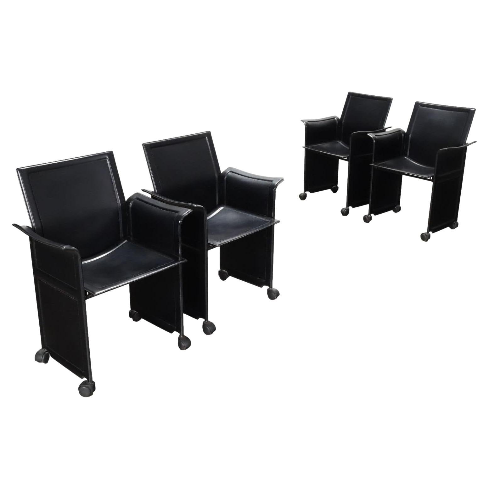 Groupe de quatre chaises en cuir des années 80 et 90 en vente