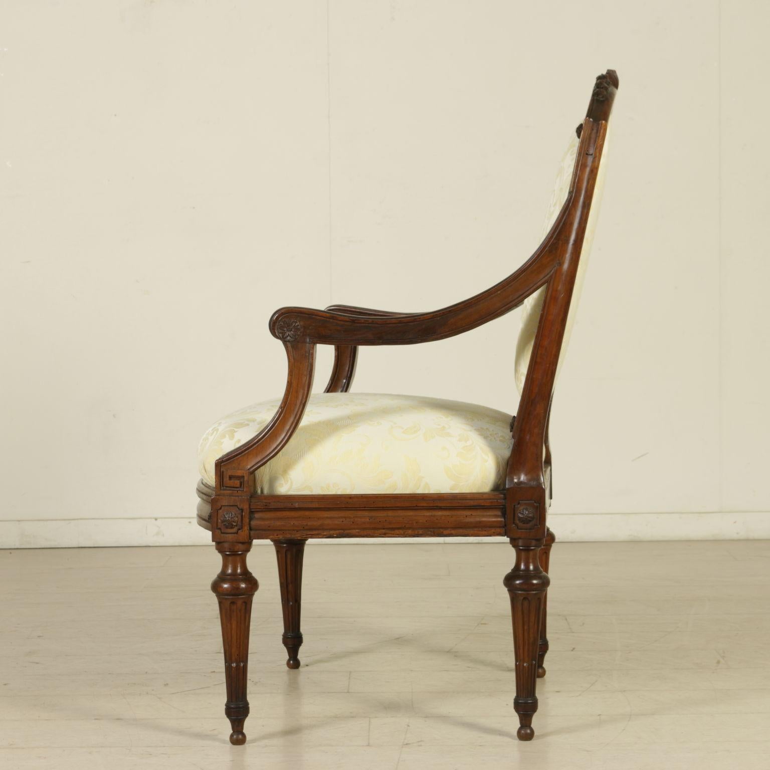 Gruppe von sechs Louis-XVI-Sesseln aus Nussbaumholz, weiß und braun 7