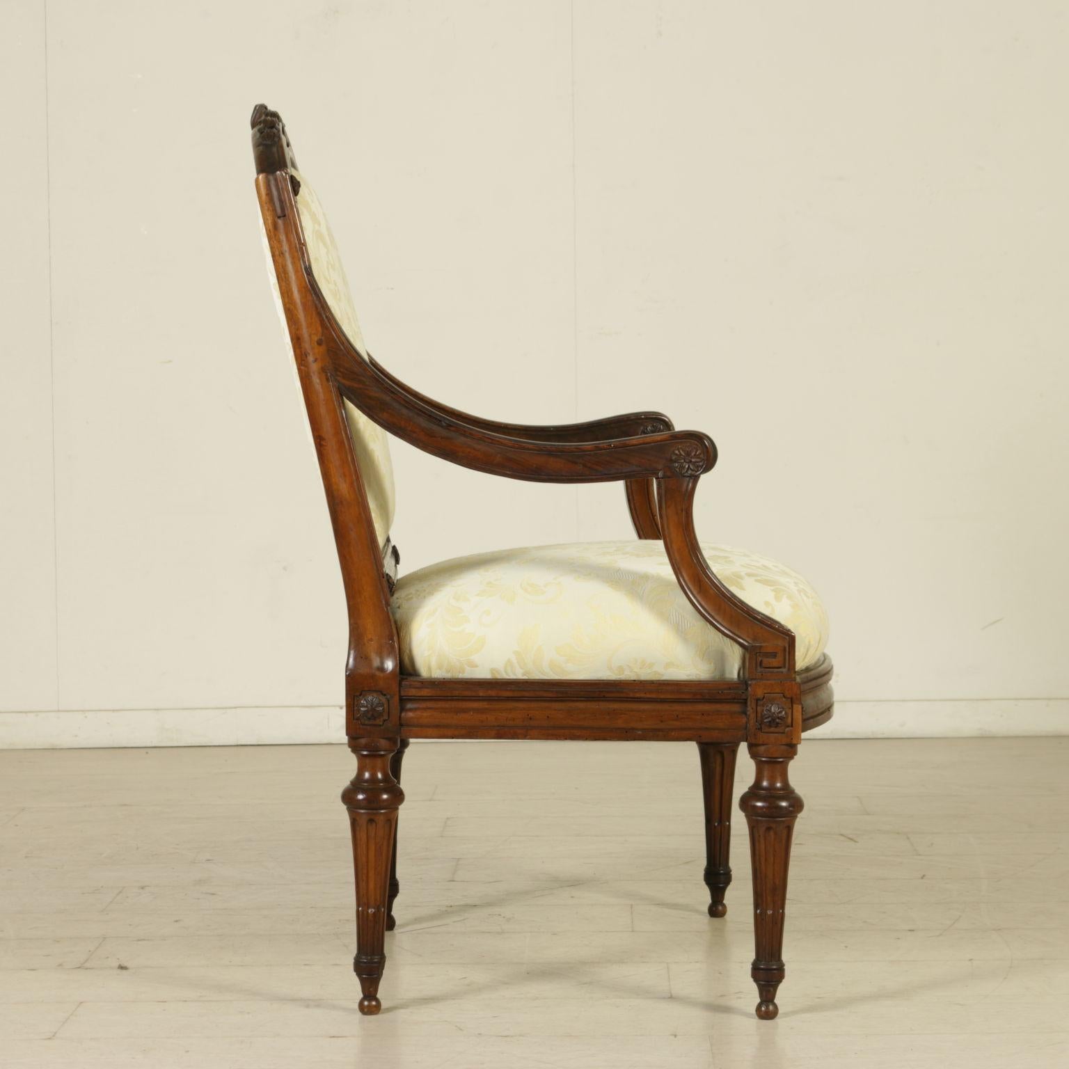 Gruppe von sechs Louis-XVI-Sesseln aus Nussbaumholz, weiß und braun 9