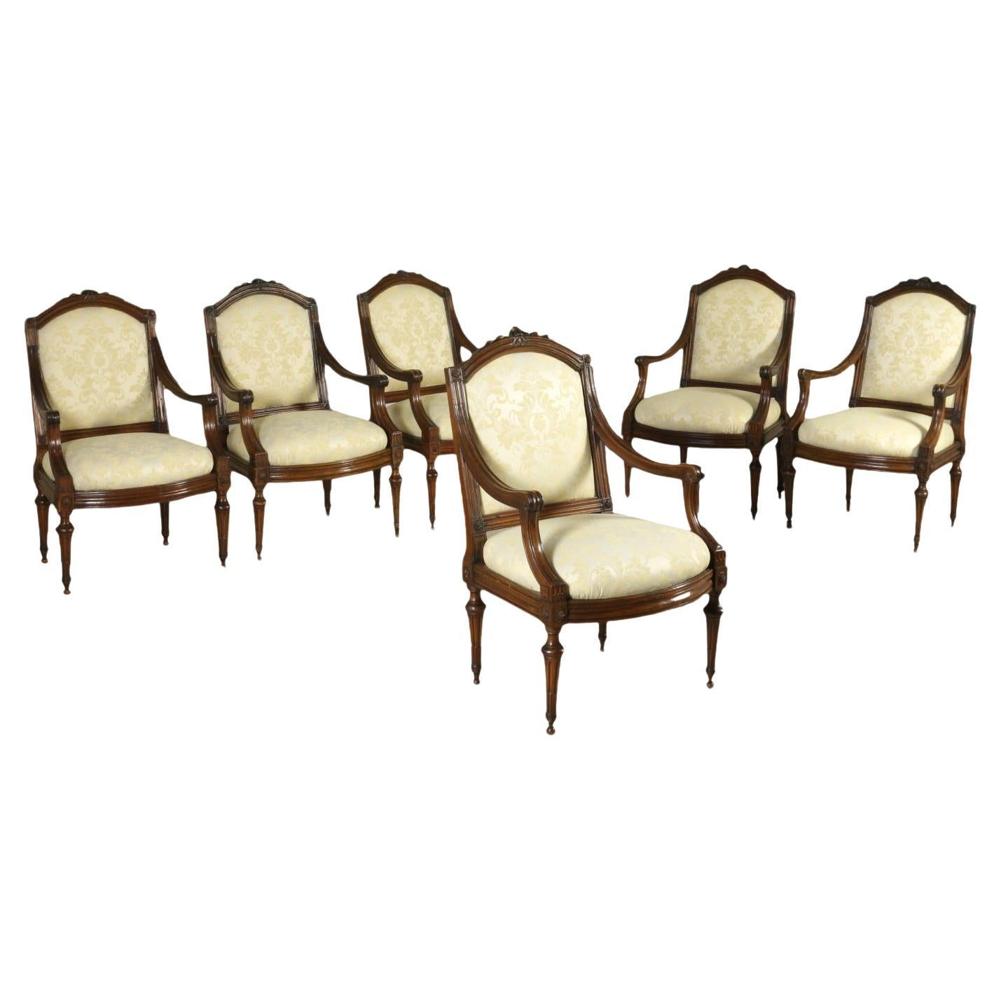 Gruppe von sechs Louis-XVI-Sesseln aus Nussbaumholz, weiß und braun