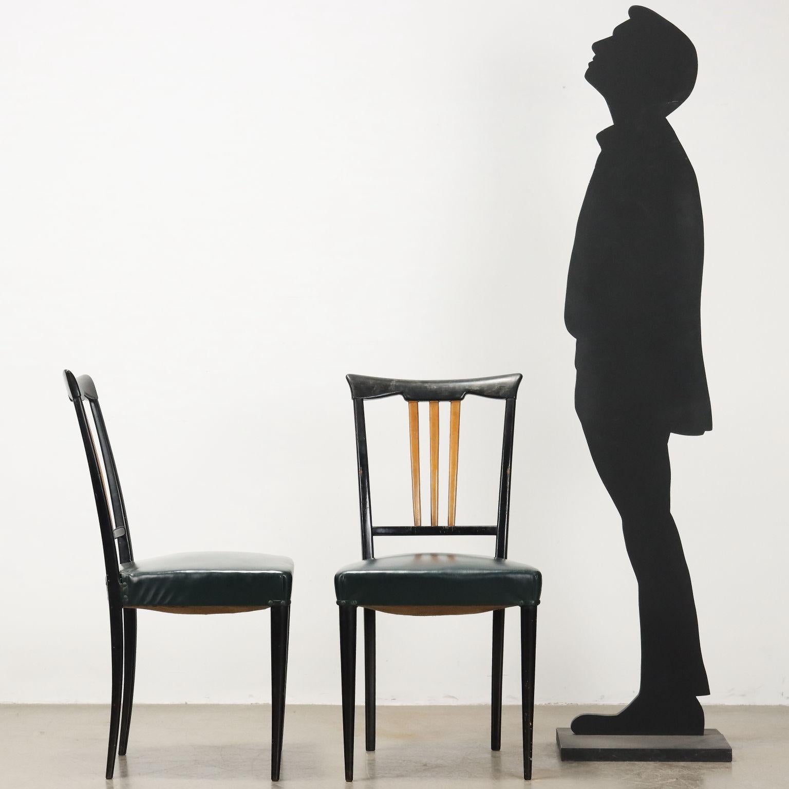 Chaises en bois teinté ébène, assise à ressorts avec garniture d'origine en skaï. 