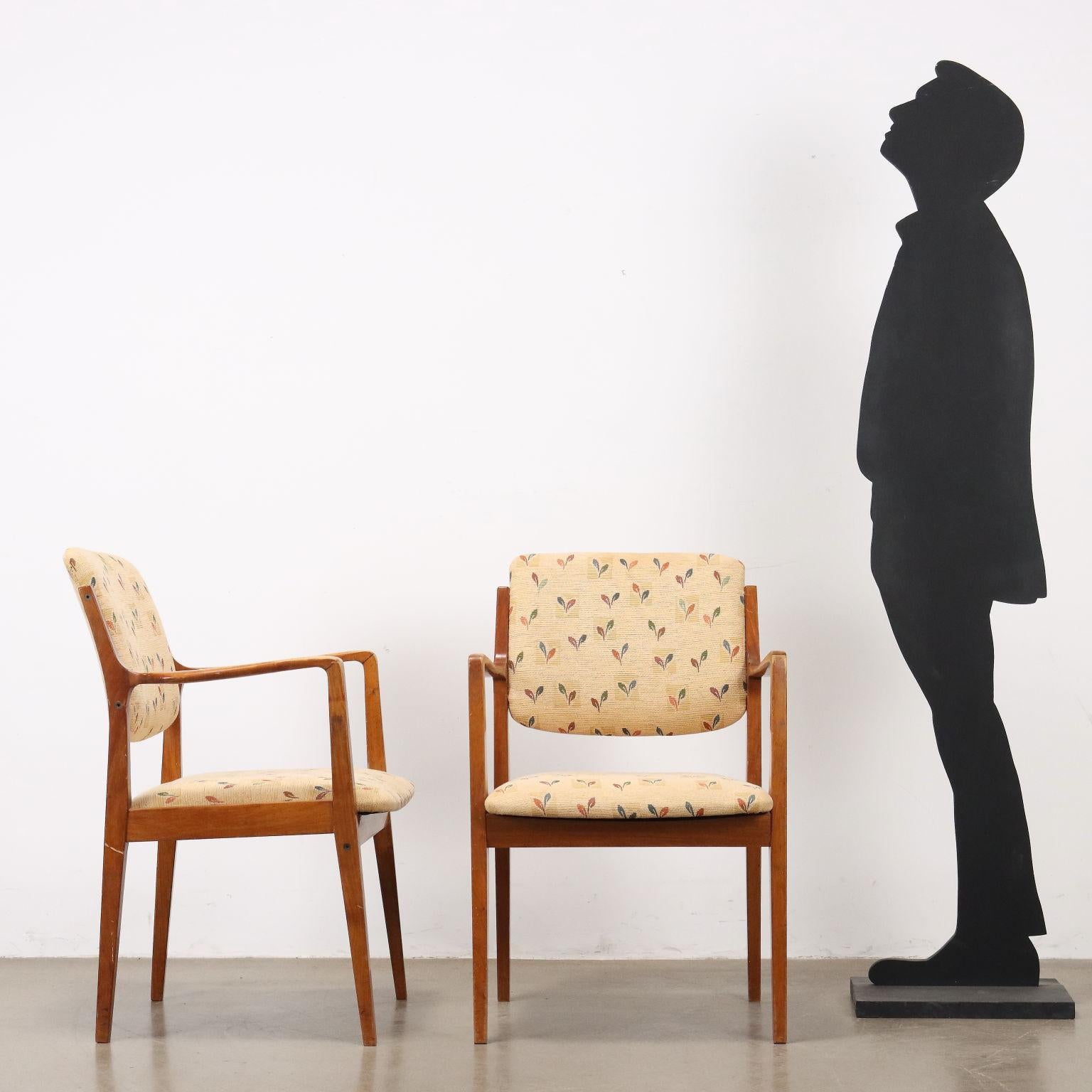 Chaises avec structure en hêtre teinté, rembourrage en mousse, revêtement en tissu. 