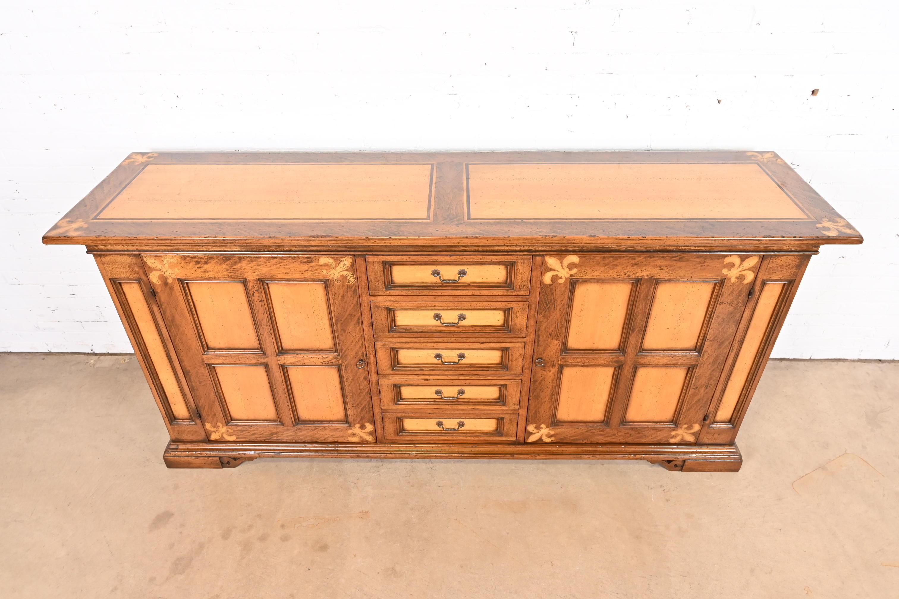 Gruppo Faber - Buffet ou meuble de bar en chêne sculpté et incrusté d'érable de style provincial italien en vente 3
