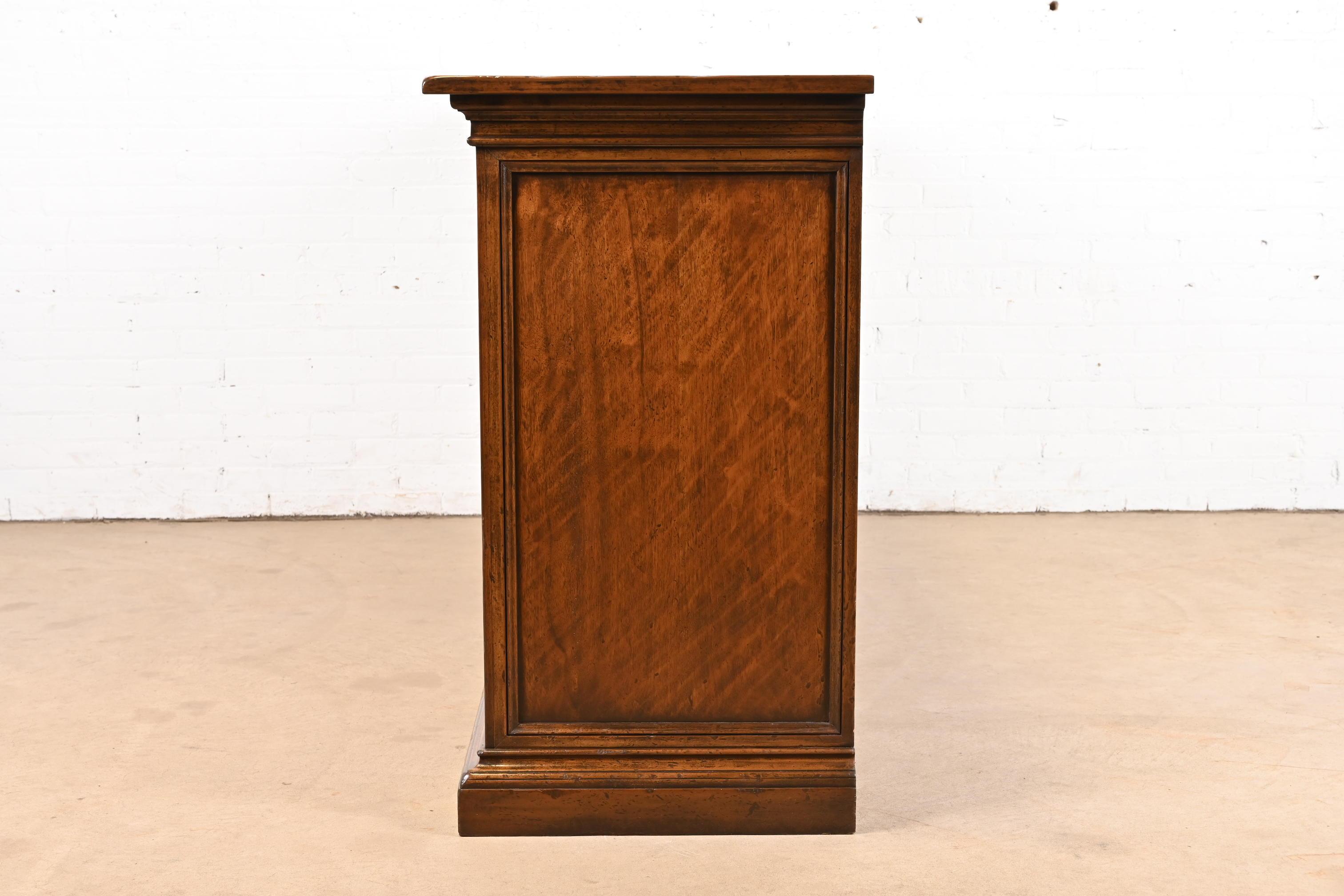 Gruppo Faber - Buffet ou meuble de bar en chêne sculpté et incrusté d'érable de style provincial italien en vente 4