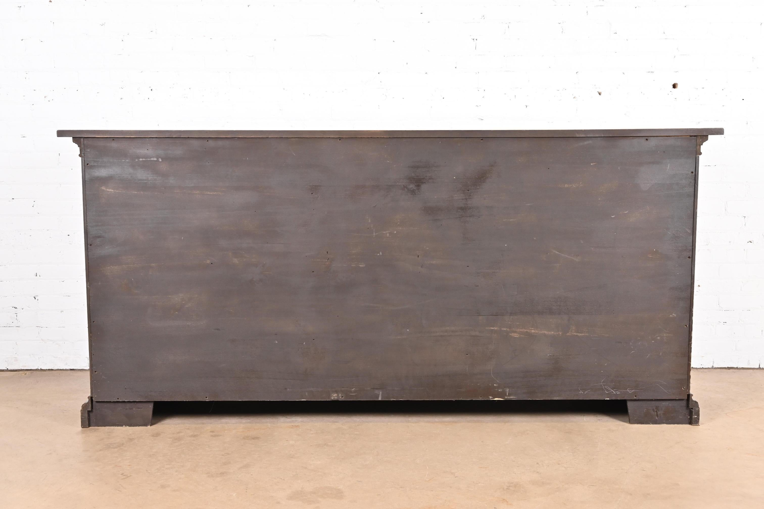 Gruppo Faber - Buffet ou meuble de bar en chêne sculpté et incrusté d'érable de style provincial italien en vente 5