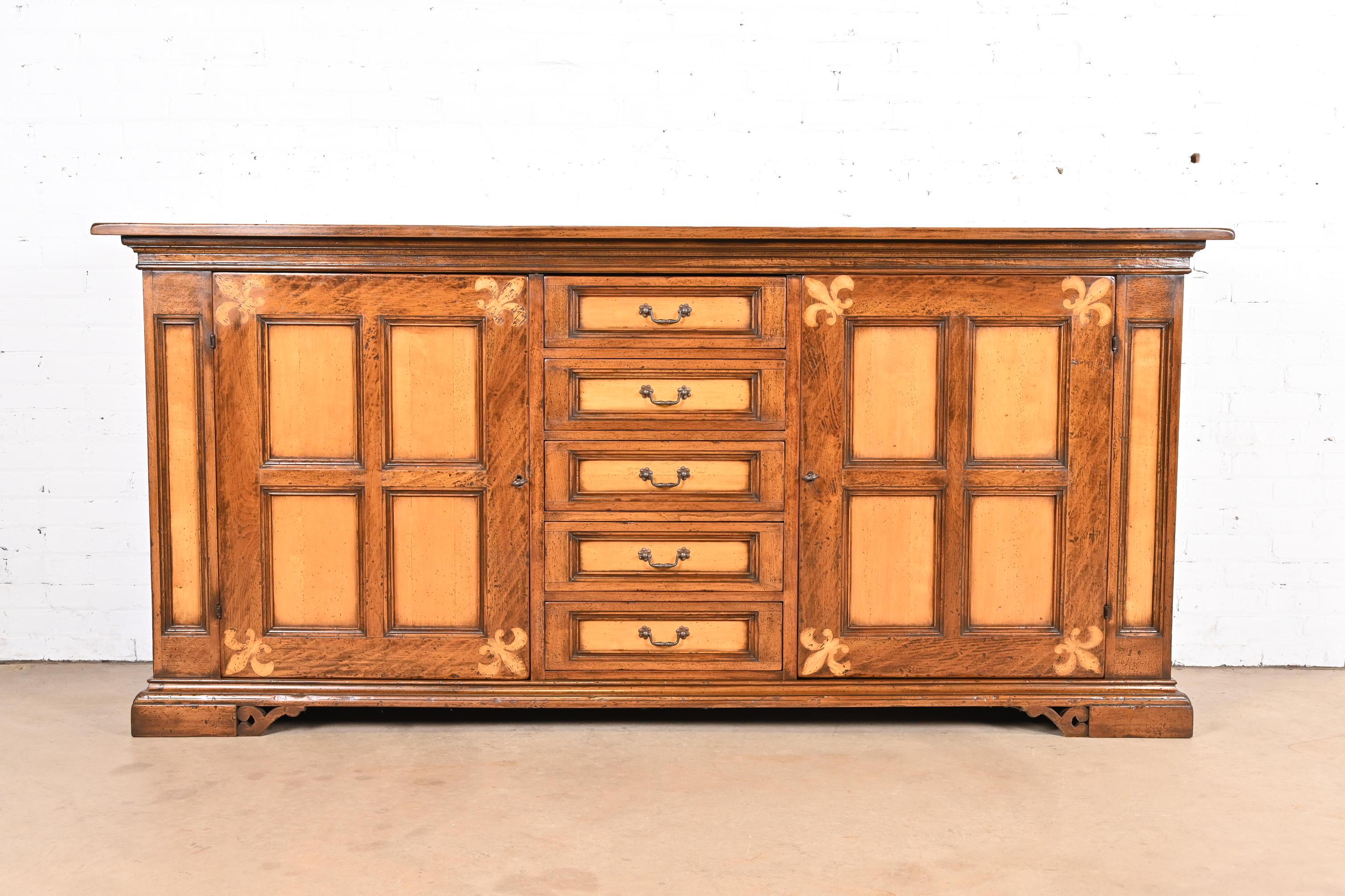 Un magnifique buffet, crédence ou meuble de bar de style provincial italien ou européen rustique

Par Gruppo Faber

Italie, Circa Late 20th Century

Chêne et érable sculptés, avec incrustations de fleurs de lys et quincaillerie en laiton d'origine.