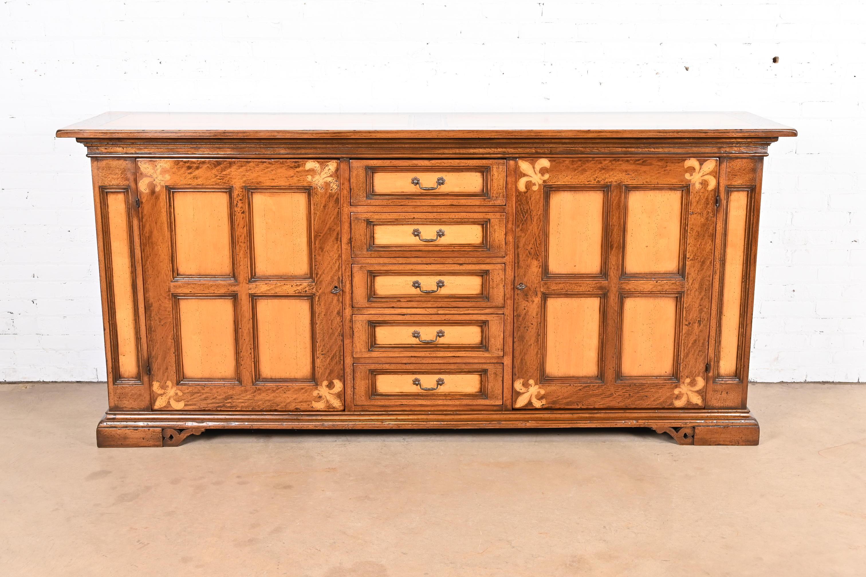 Provincial français Gruppo Faber - Buffet ou meuble de bar en chêne sculpté et incrusté d'érable de style provincial italien en vente