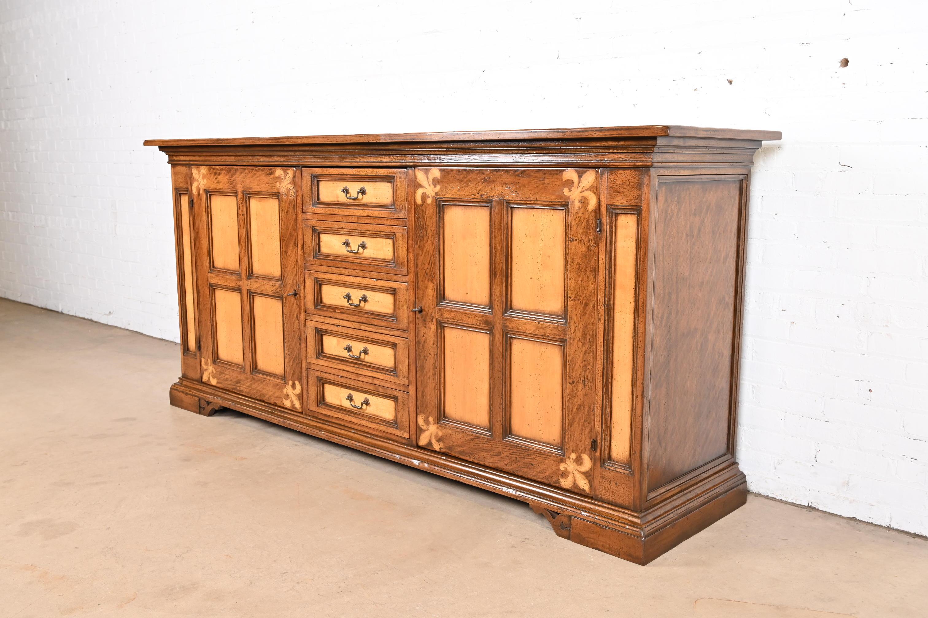 Américain Gruppo Faber - Buffet ou meuble de bar en chêne sculpté et incrusté d'érable de style provincial italien en vente