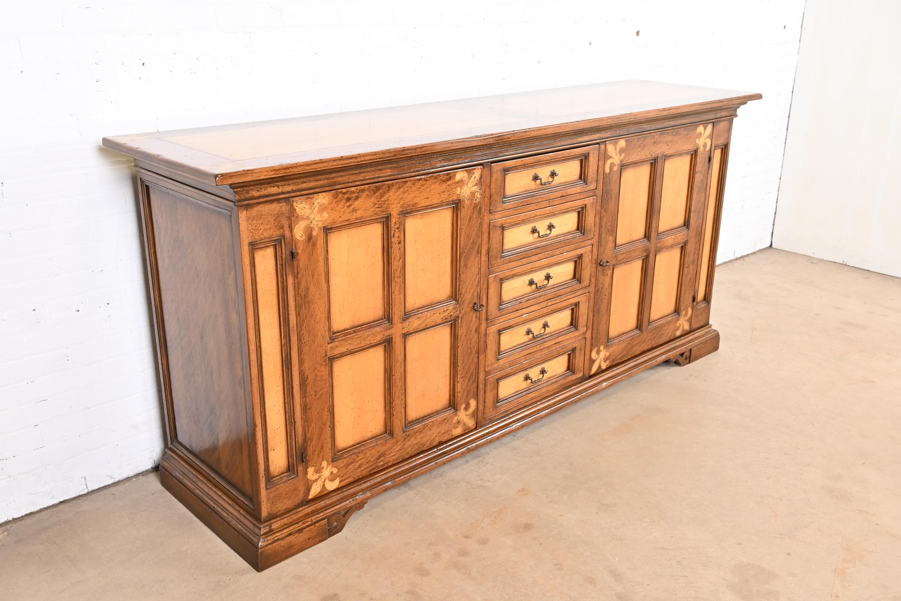 Gruppo Faber - Buffet ou meuble de bar en chêne sculpté et incrusté d'érable de style provincial italien Bon état - En vente à South Bend, IN