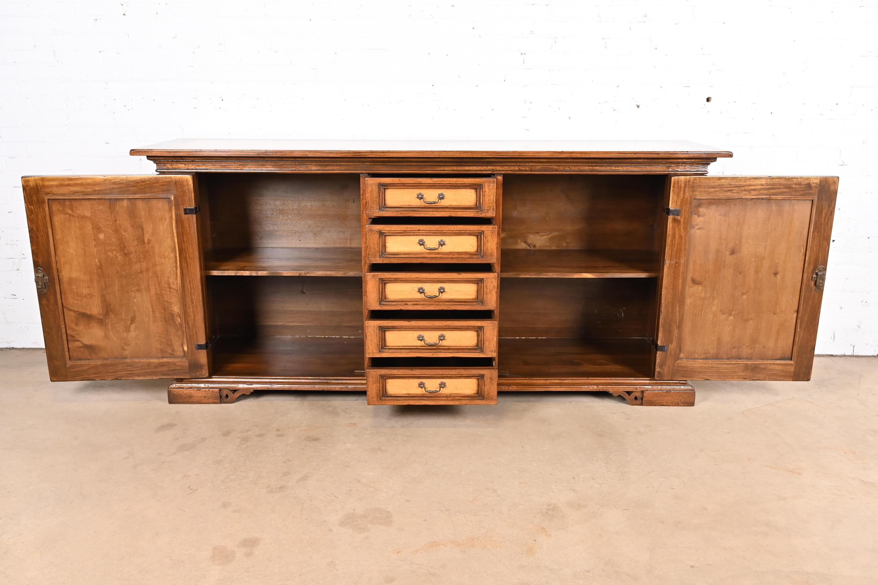 20ième siècle Gruppo Faber - Buffet ou meuble de bar en chêne sculpté et incrusté d'érable de style provincial italien en vente