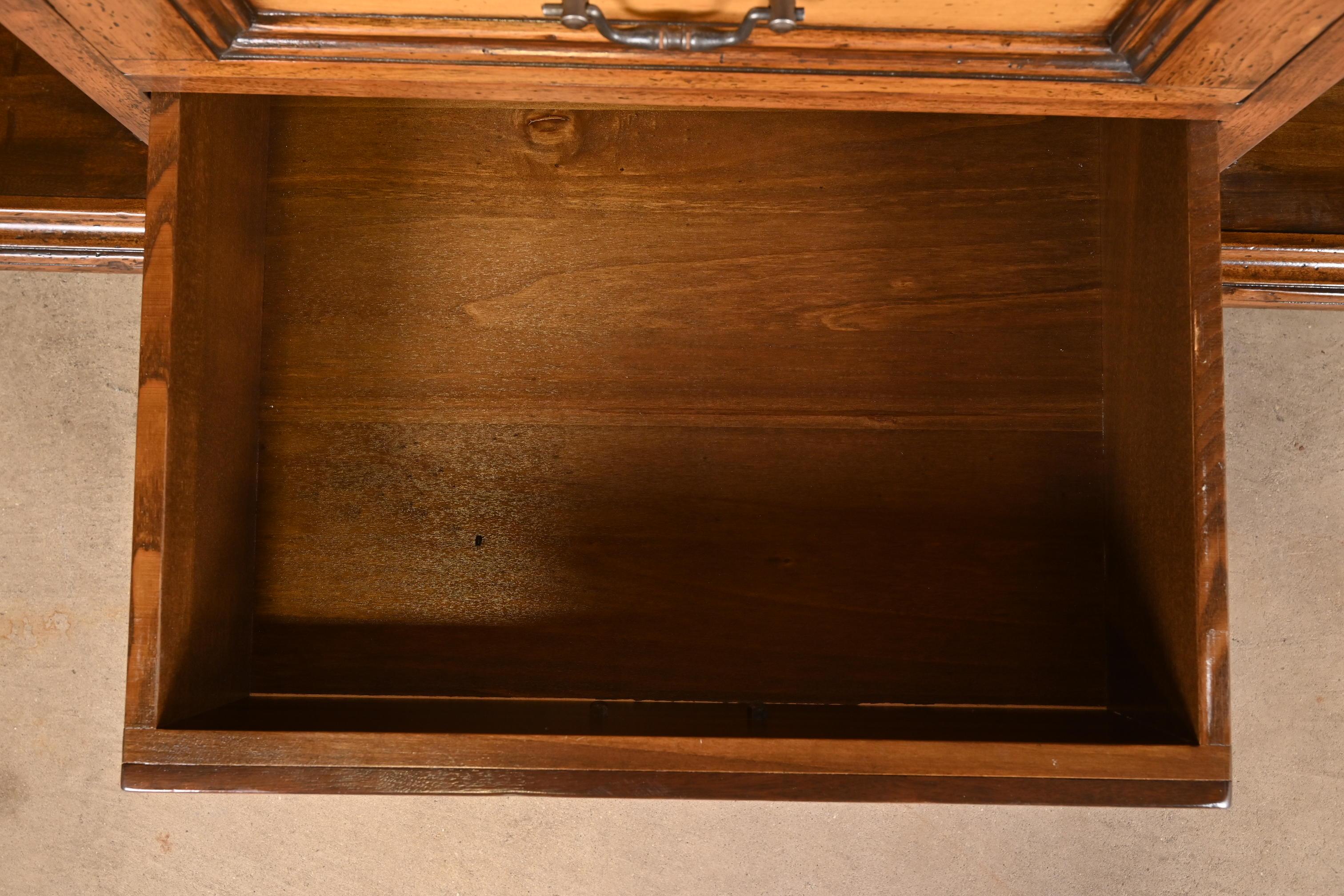Laiton Gruppo Faber - Buffet ou meuble de bar en chêne sculpté et incrusté d'érable de style provincial italien en vente