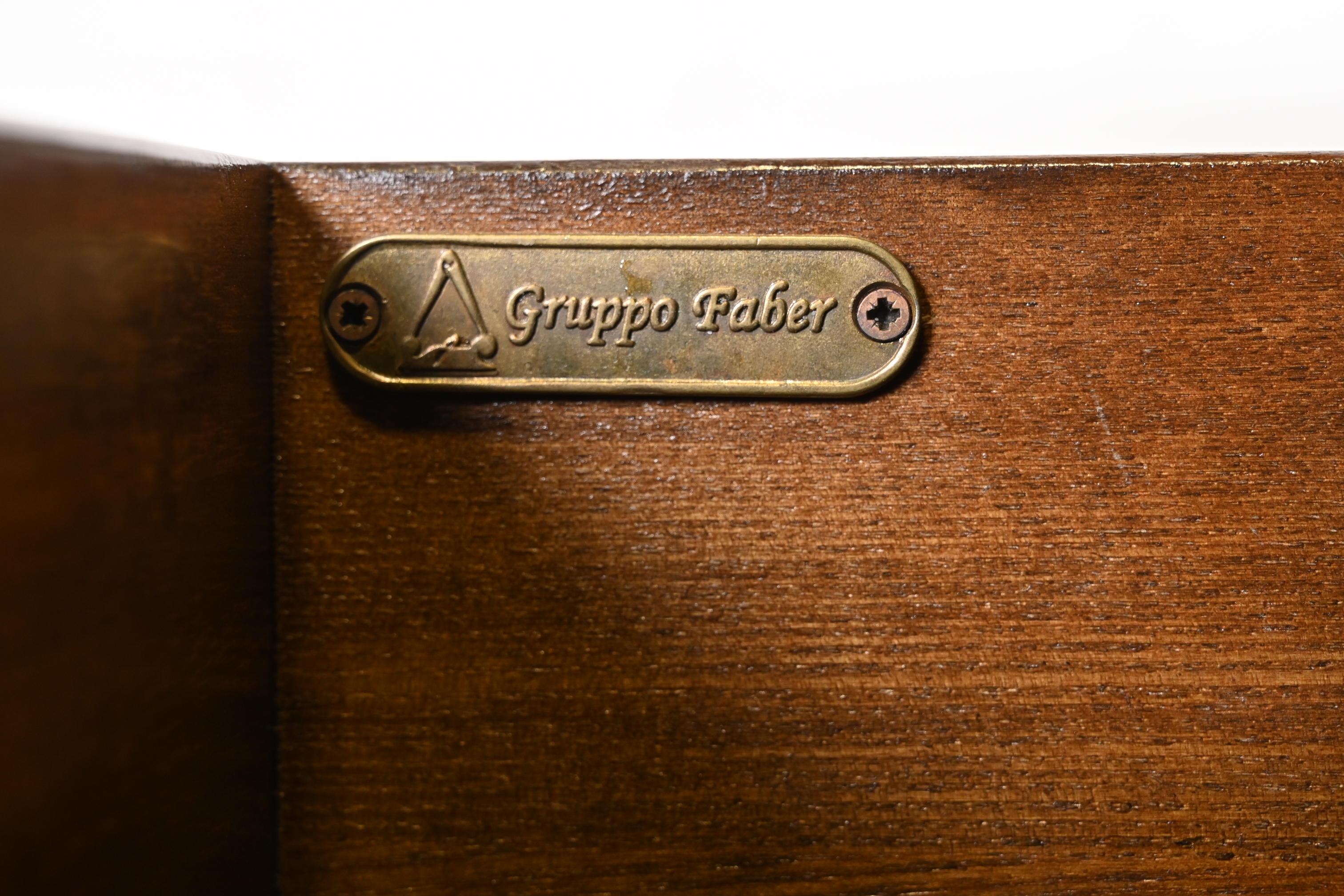 Gruppo Faber - Buffet ou meuble de bar en chêne sculpté et incrusté d'érable de style provincial italien en vente 1
