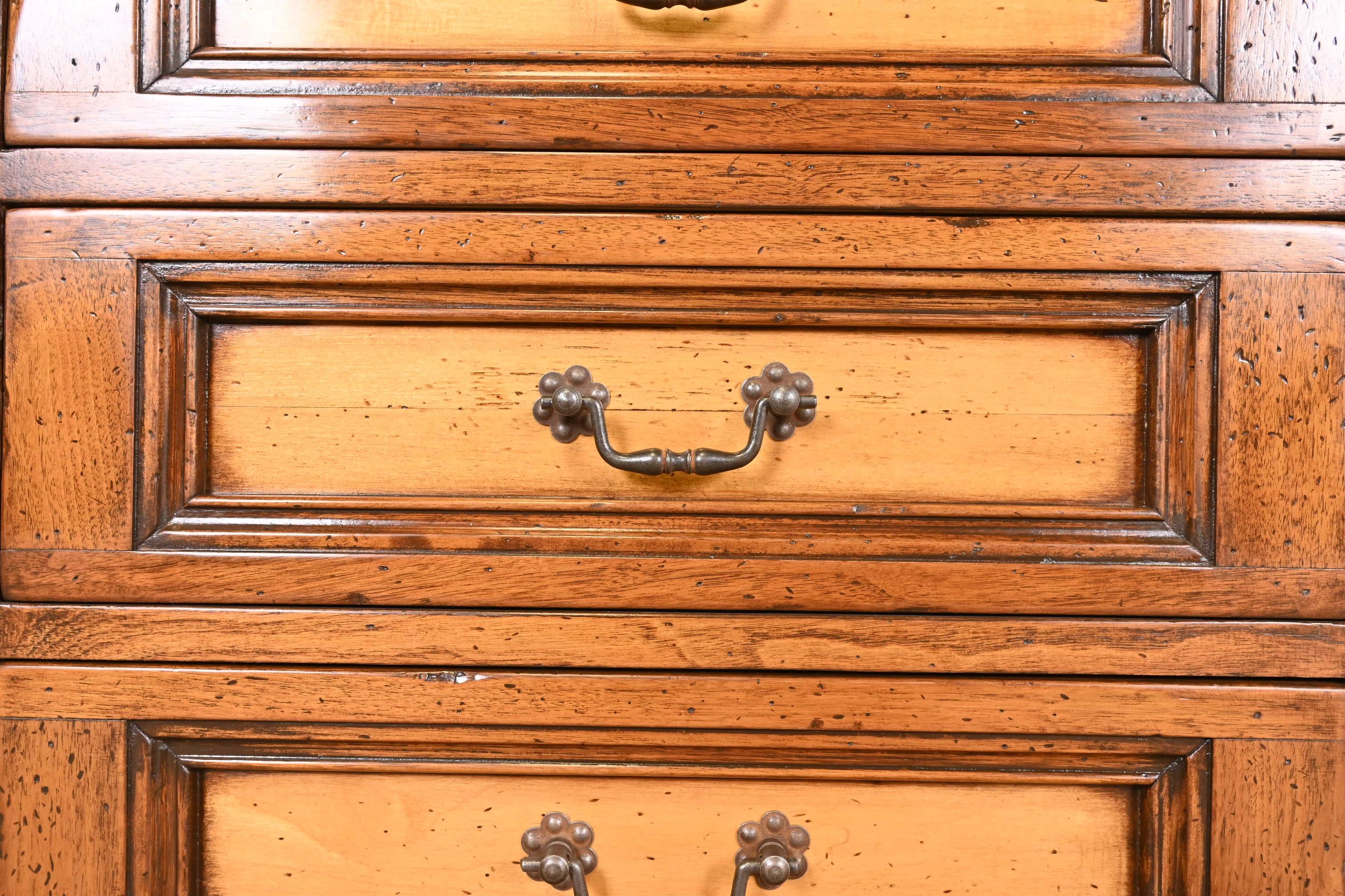 Gruppo Faber - Buffet ou meuble de bar en chêne sculpté et incrusté d'érable de style provincial italien en vente 2