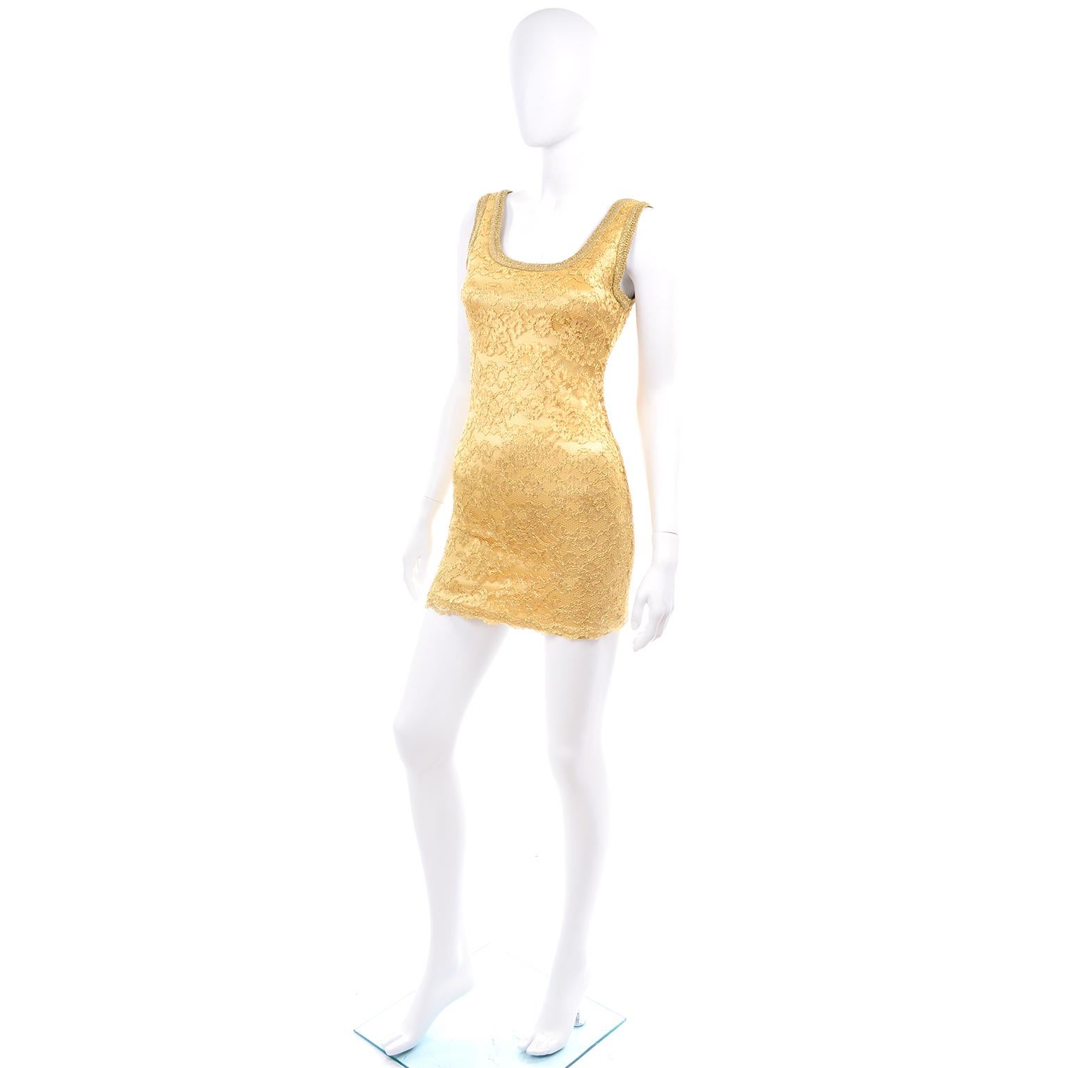 Dies ist ein umwerfendes Vintage-Mini-Kleid aus goldfarbener Stretch-Spitze von Bergdorf Goodman mit dem Label Gruppo GFT.  Sie können es als Mini tragen oder mit einer Leggings kombinieren! Dieses Designerkleid wurde in den USA hergestellt und ist