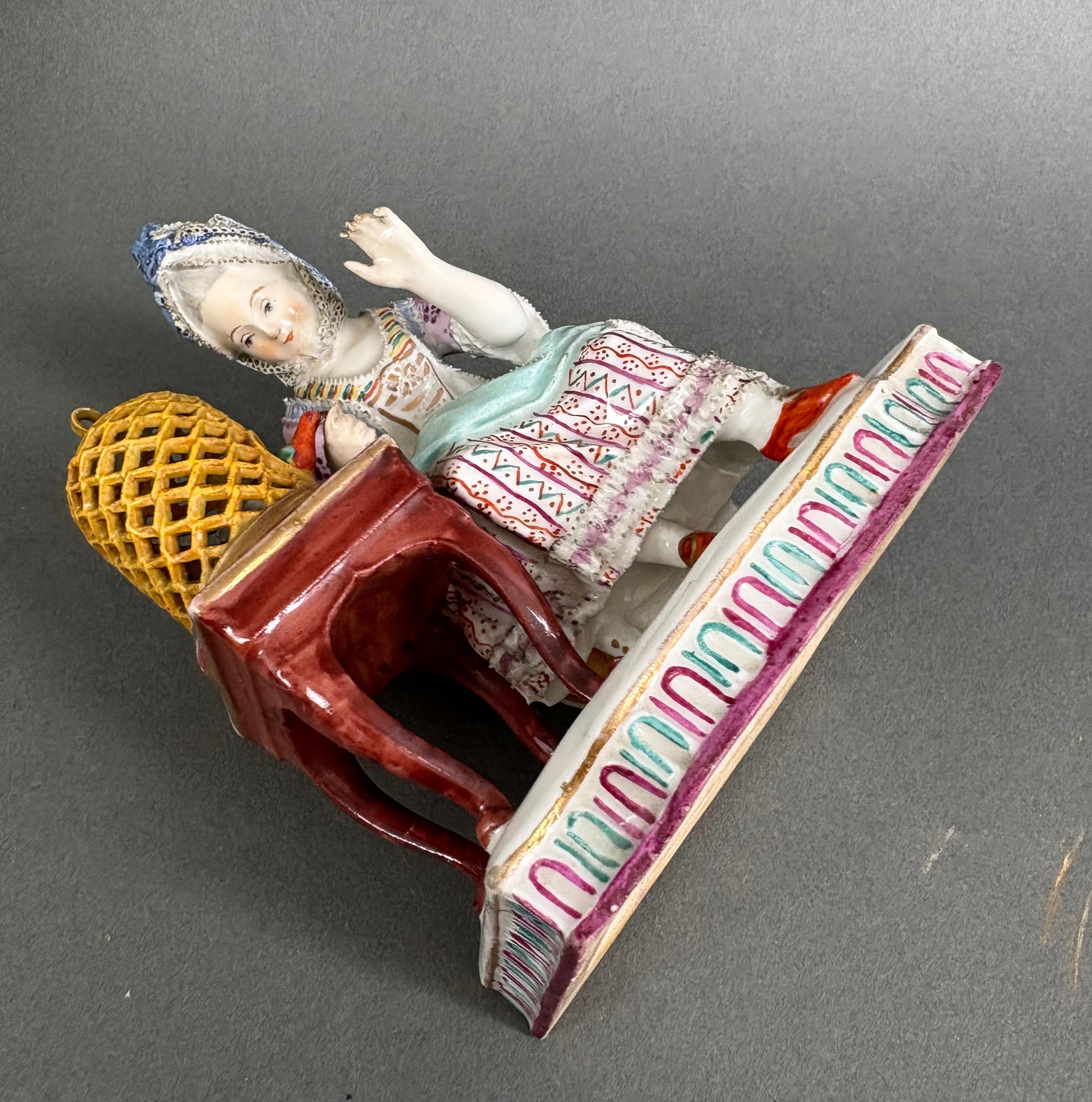 Grupo de porcelana alemana del siglo XIX Dama con pájaro Pintado a mano en venta