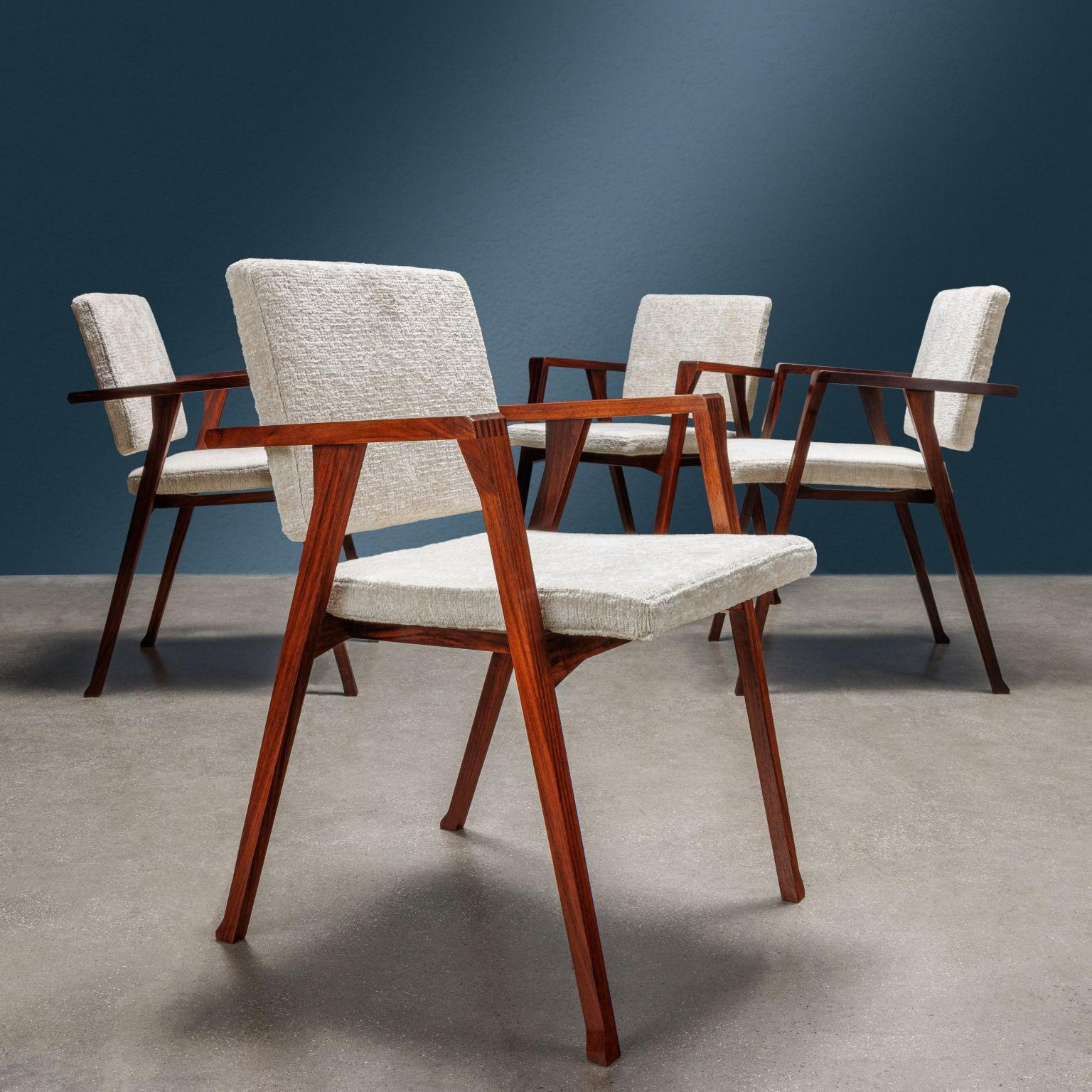 Poltroncine modello 'Luisa' disegnate da Franco Albini e prodotte da Poggi a partire dal 1955. Structure en bois, assise et siège, avec assise en bois et revêtement en tesson.