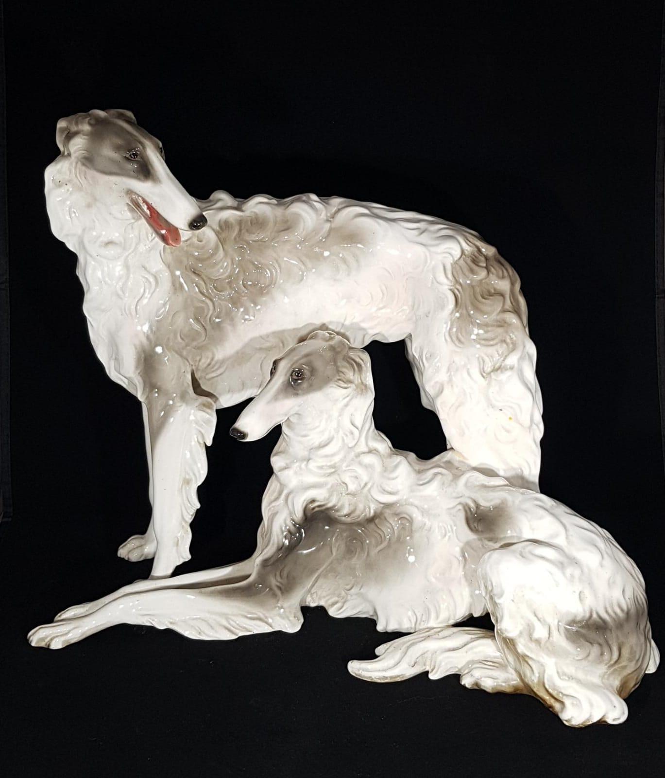 Ceramica Goldscheider - Wien, gruppo scultoreo in ceramica smaltata raffigurante cani di razza Borzoi, marchio di fabbrica stampato e numero del modello impresso sotto la base. Produzione Goldscheider, Vienna, made in Germany, circa 1940, altezza 37