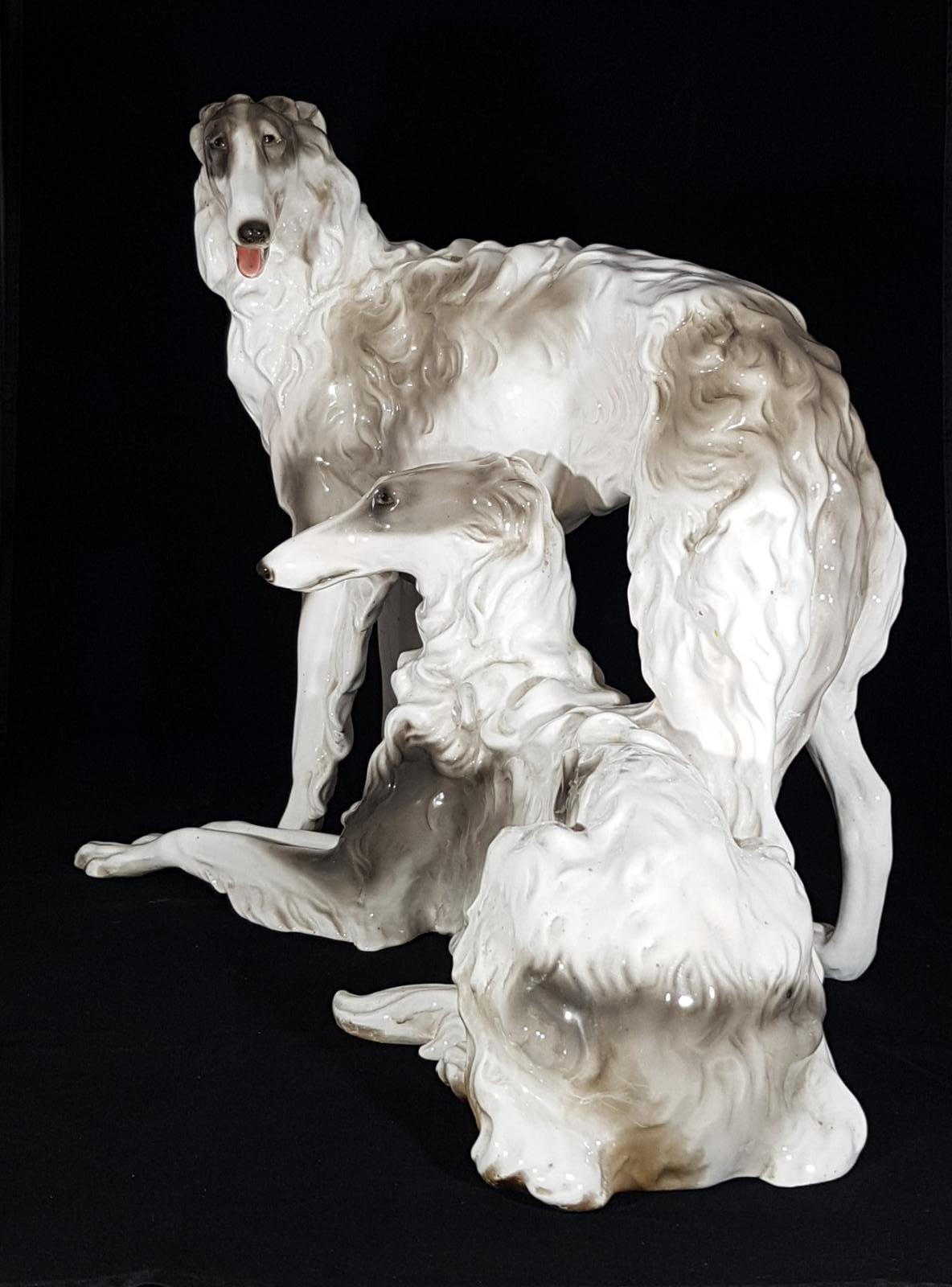 German Gruppo scultoreo in ceramica smaltata raffigurante cani di razza Borzoi