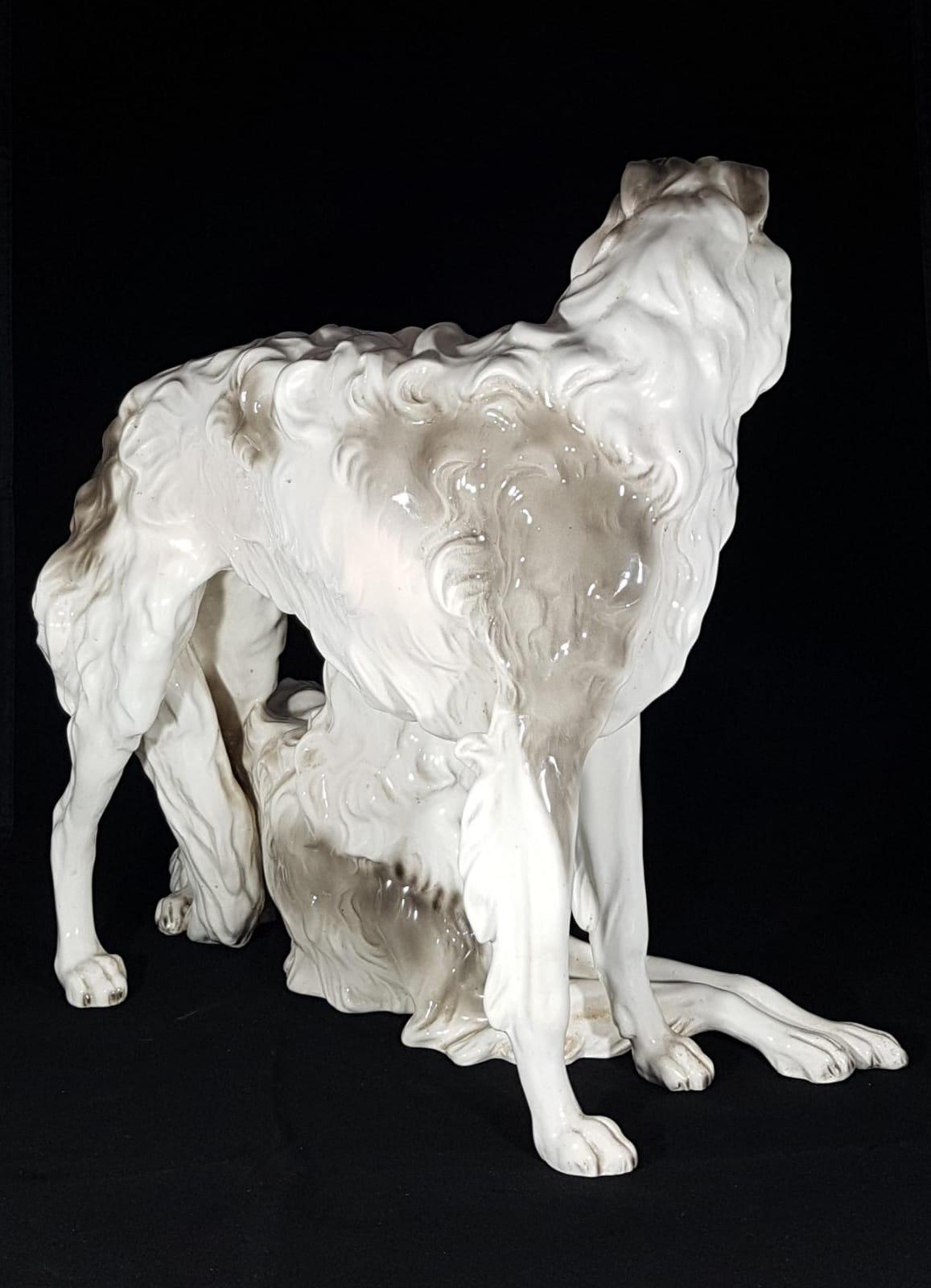 Glazed Gruppo scultoreo in ceramica smaltata raffigurante cani di razza Borzoi