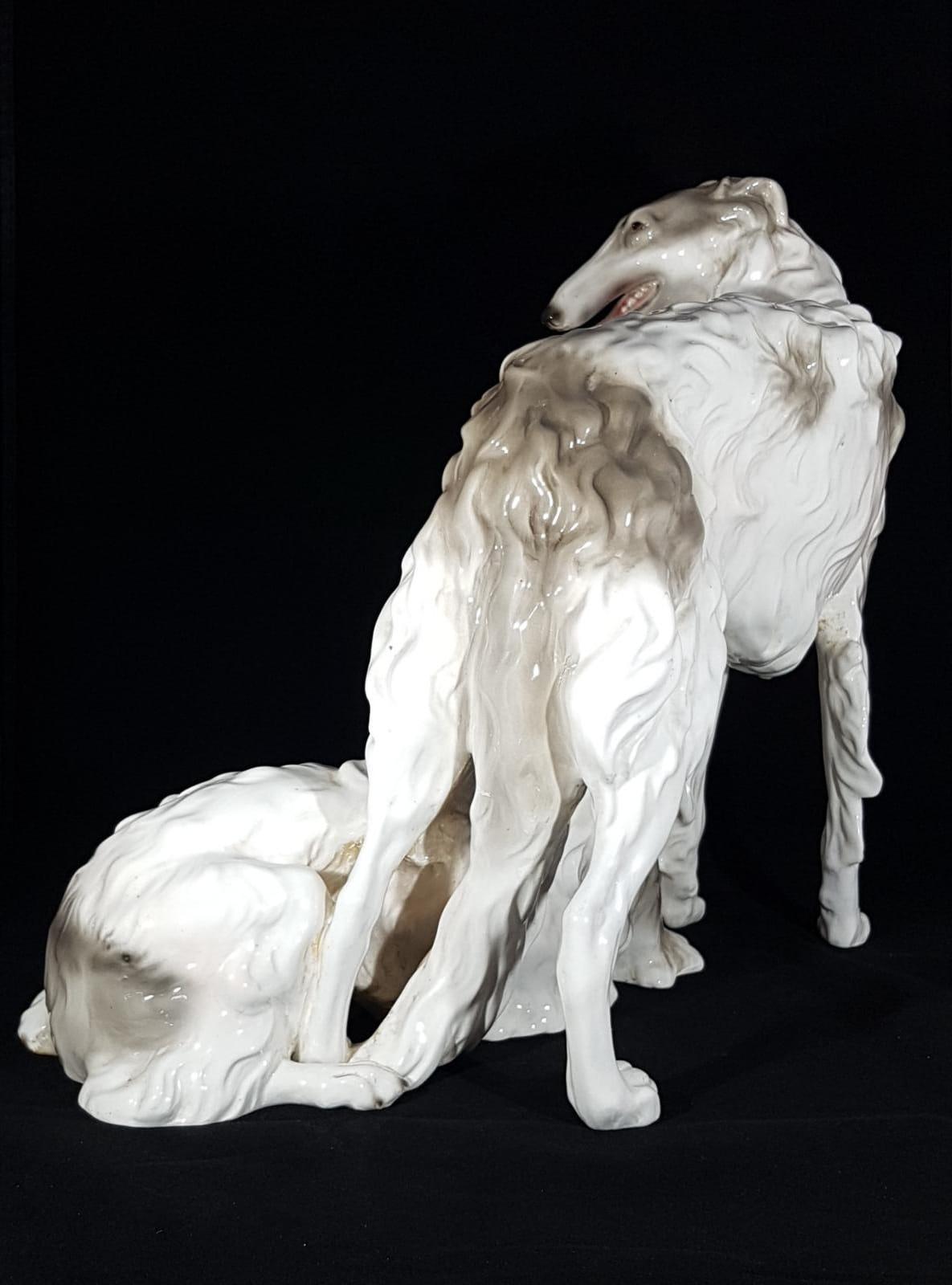 Mid-20th Century Gruppo scultoreo in ceramica smaltata raffigurante cani di razza Borzoi