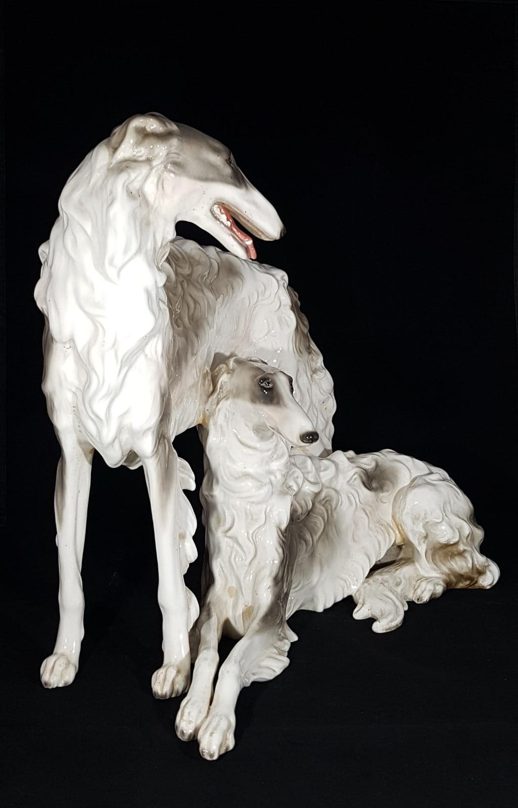 Gruppo scultoreo in ceramica smaltata raffigurante cani di razza Borzoi 1
