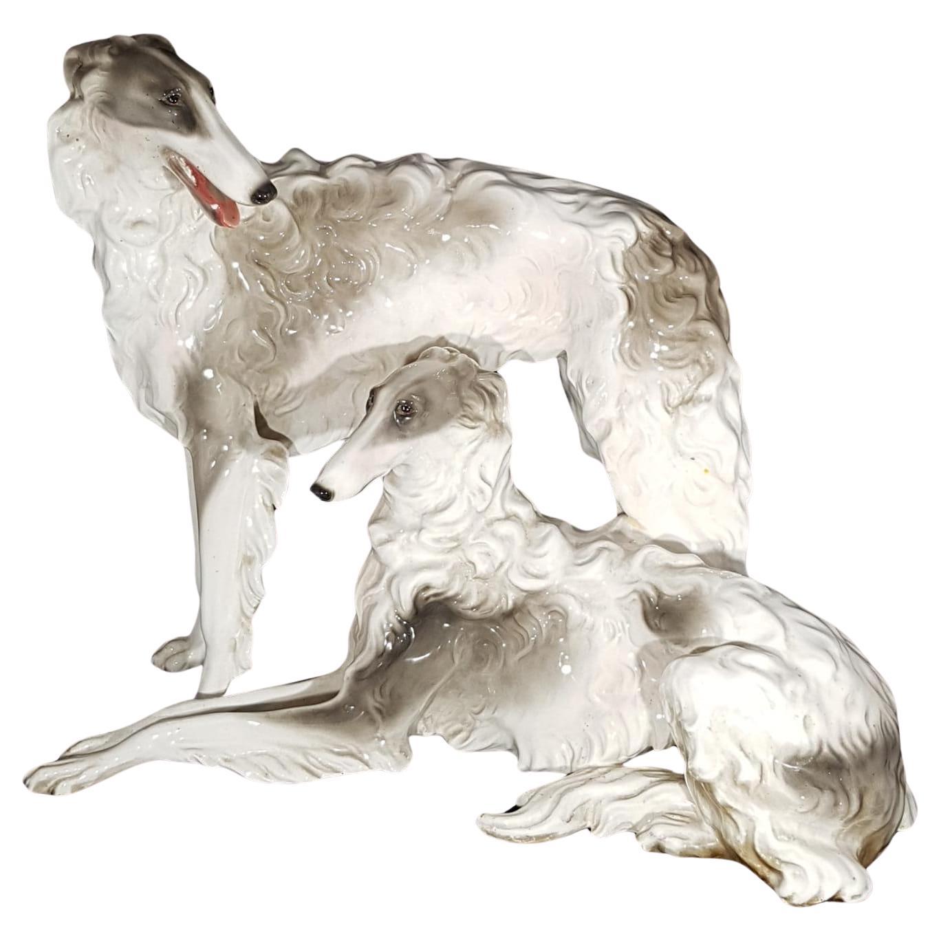 Gruppo scultoreo in ceramica smaltata raffigurante cani di razza Borzoi