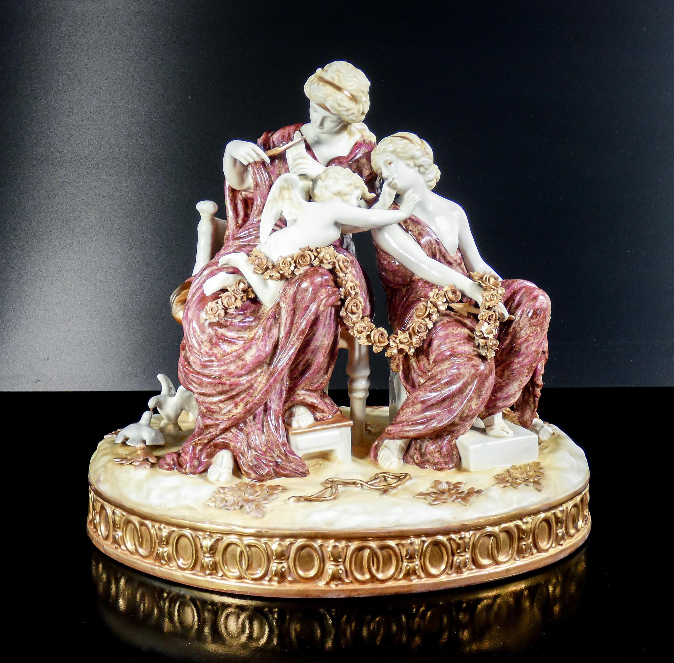 Grupo escultórico
porcelana
Cupido castigado
de Venus.

ORIGEN
Meissen

PERÍODO
Principios del siglo XX

MATERIALES
Porcelana modelada
y pintado a mano

DIMENSIONES
Altura: 26.5 cm
Anchura: 29 cm
Profundidad: 22 cm aprox

CONDICIONES
La pieza está
