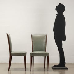 Groupe de six chaises des années 1950 en bois et similicuir vert sauge