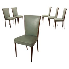Groupe de six chaises des années 1950 en bois et similicuir vert sauge