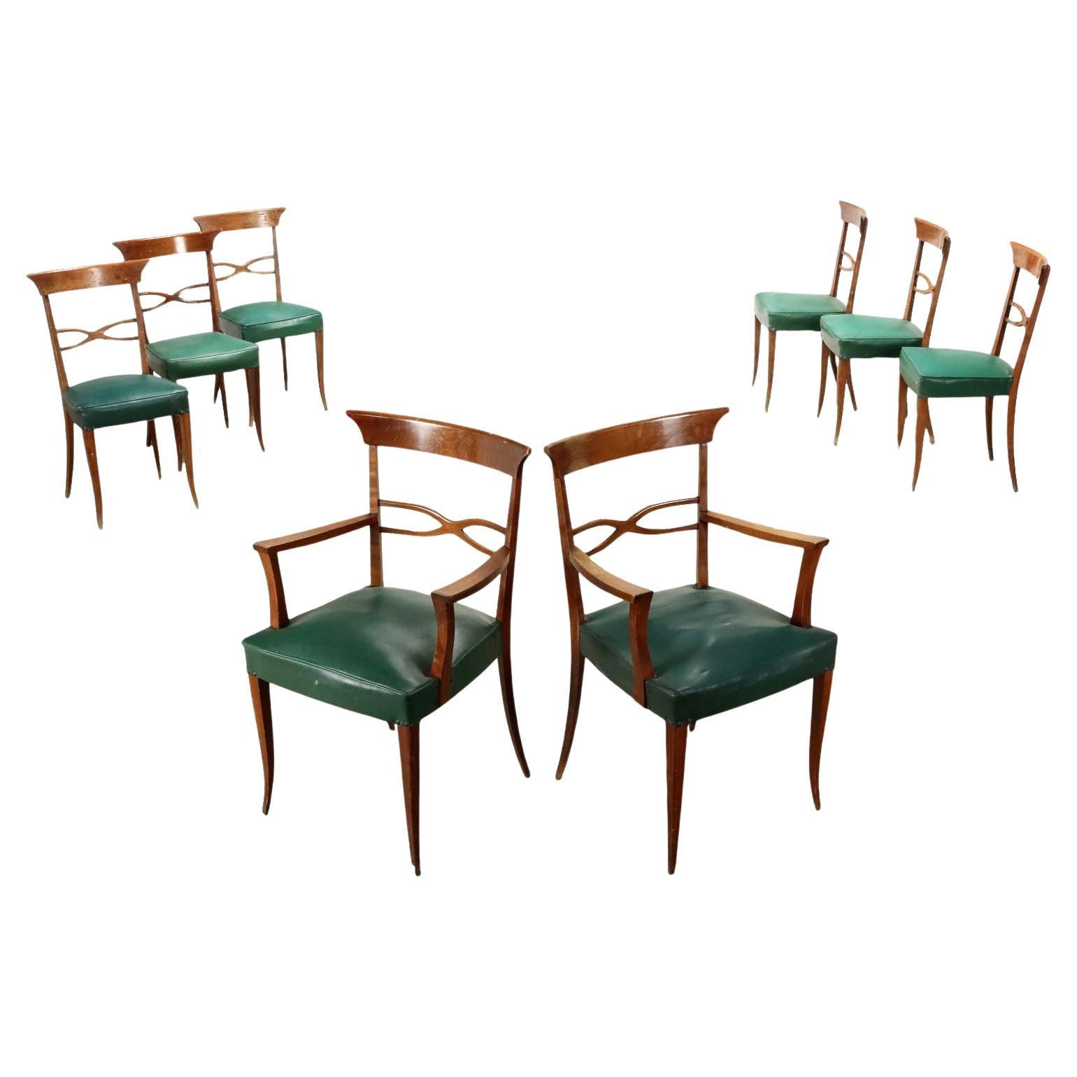 Groupe de six chaises et deux fauteuils des années 1950 en hêtre et similicuir vert