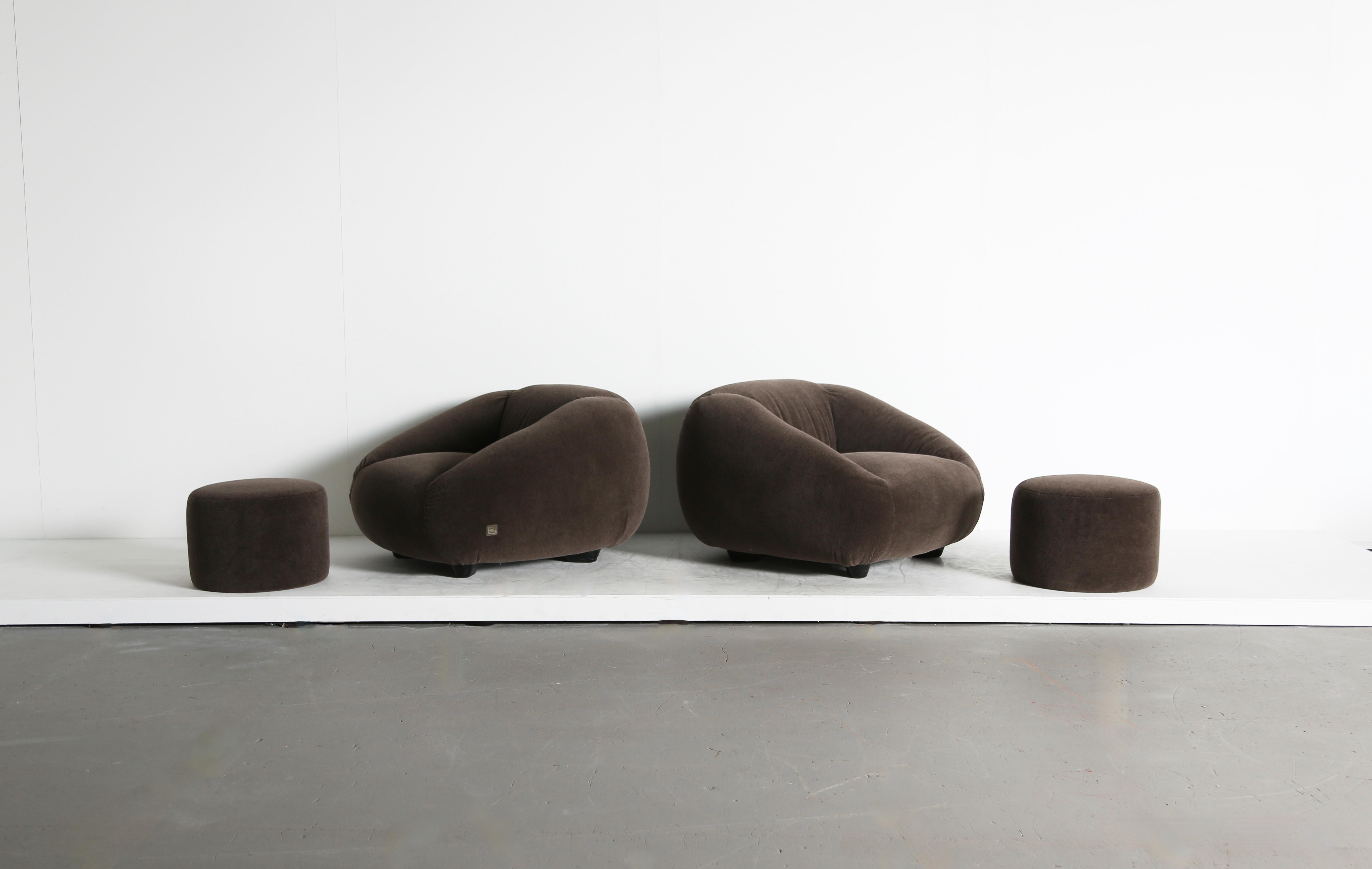 Très rare paire de chaises TEE de Gruppo 14 (Studio 14), années 1970, avec une paire d'ottomans modernes.  Les chaises ont été produites par Gruppo Industriale Busnelli S.p.A, Misinto, Milan, Italie.  Label pour une chaise et bases marquées.  