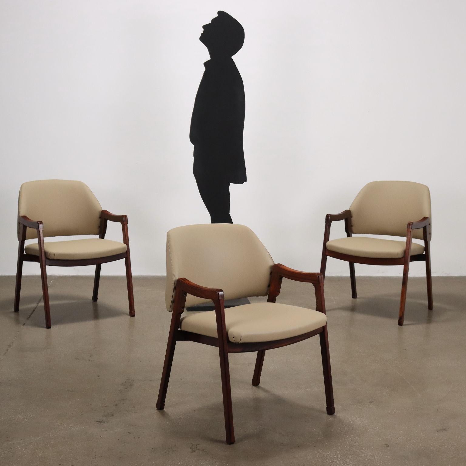Group of 3 chairs with arms, stained beech wood frame, seat and back, foam padding, leatherette upholstery (not original to the period)  Completely restored by our workshop in both the wooden part and the upholstery and covering.