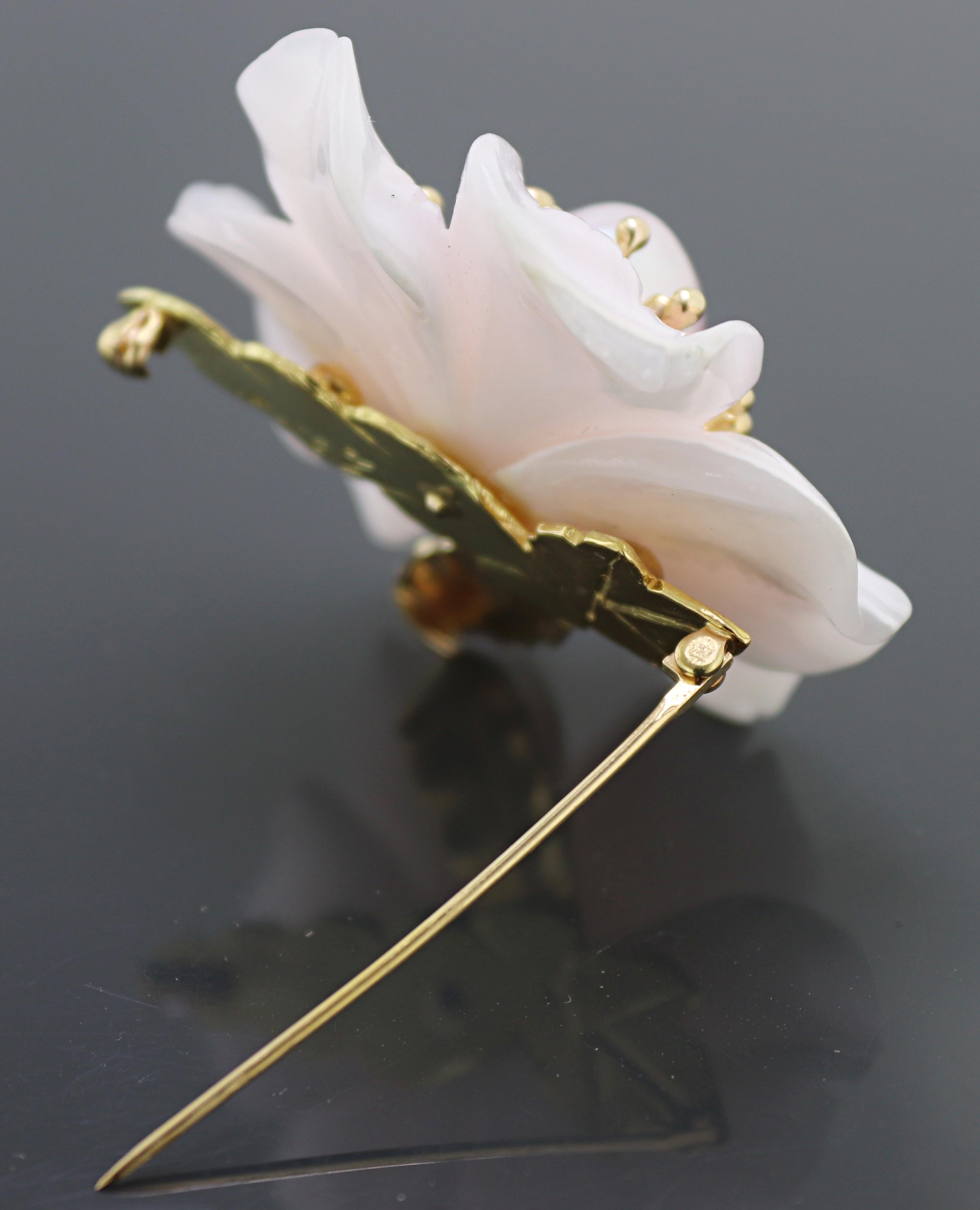 Grusso Carved Calcite, Cultured Pearl, Diamond Yellow Gold Dogwood Flower Brooch For Sale 4