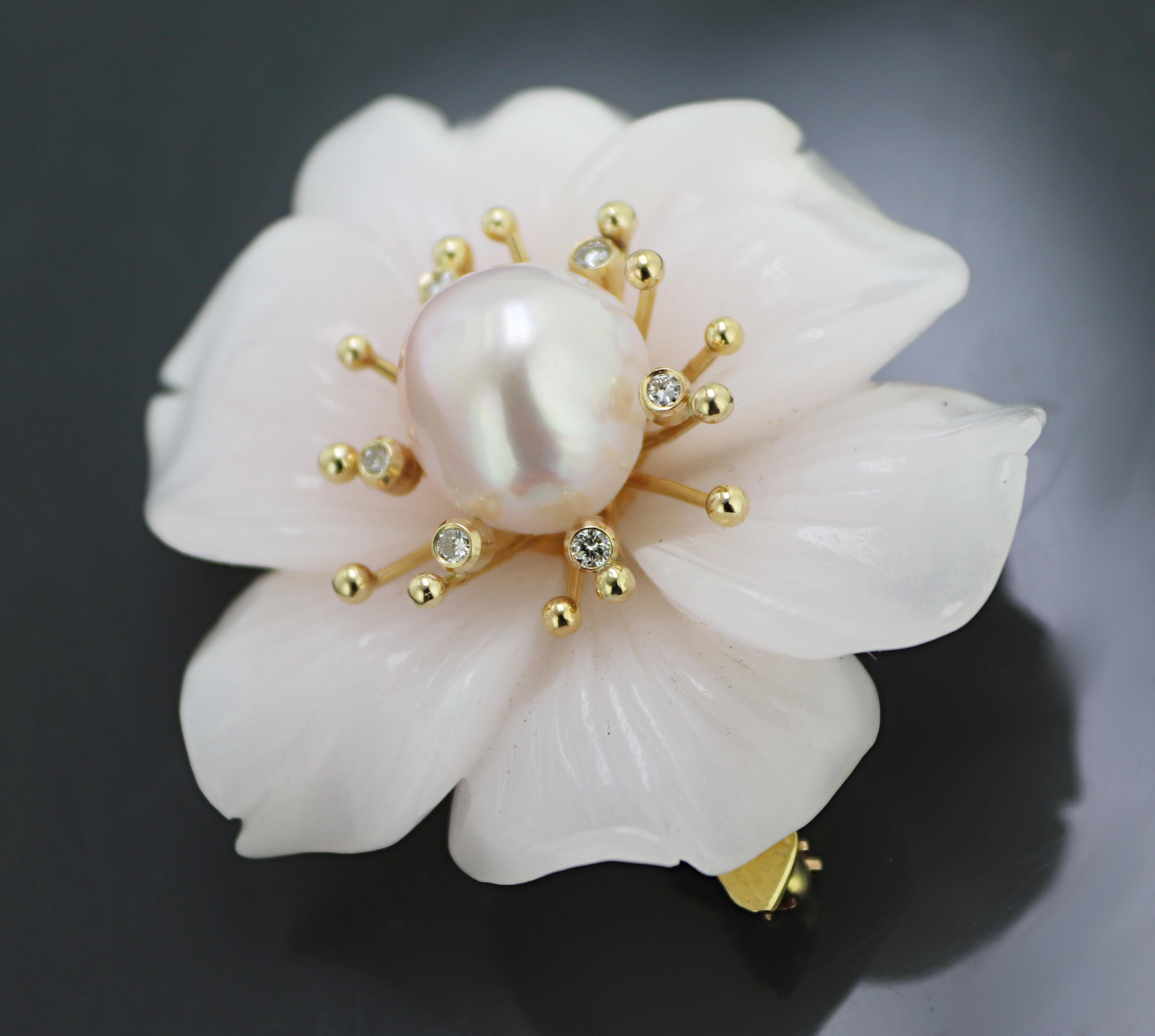 Grusso Carved Calcite, Cultured Pearl, Diamond Yellow Gold Dogwood Flower Brooch In Excellent Condition For Sale In Pleasant Hill, CA