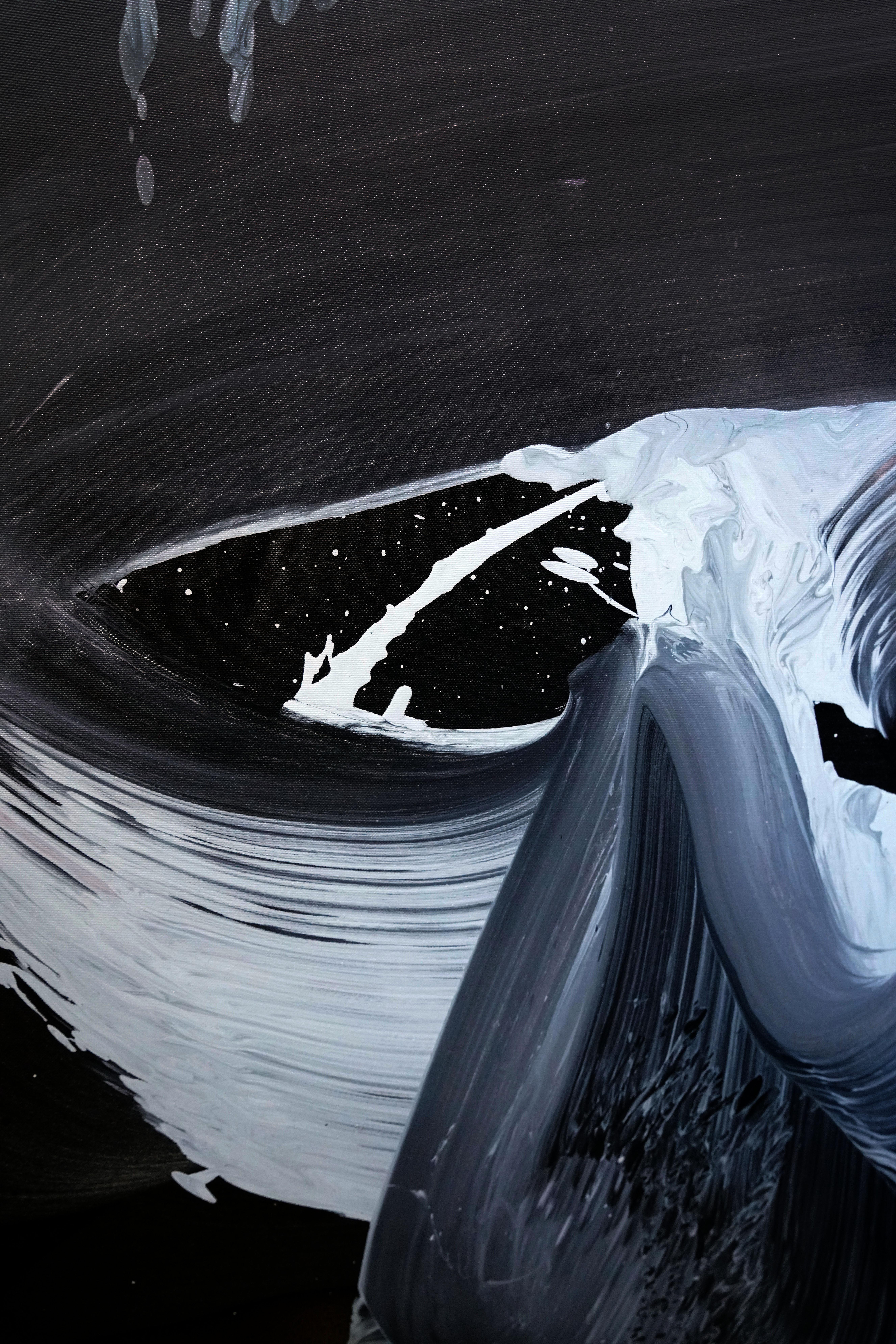 Artista su  il suo lavoro:

BLOB. IL FASCINO DELLA VERNICE CHE COLA

Scorrendo pacificamente nella lenta corrente di uno stretto rivolo tra la sensazione di insensatezza e qualche speranza profondamente nascosta o - piuttosto - il bisogno di senso,