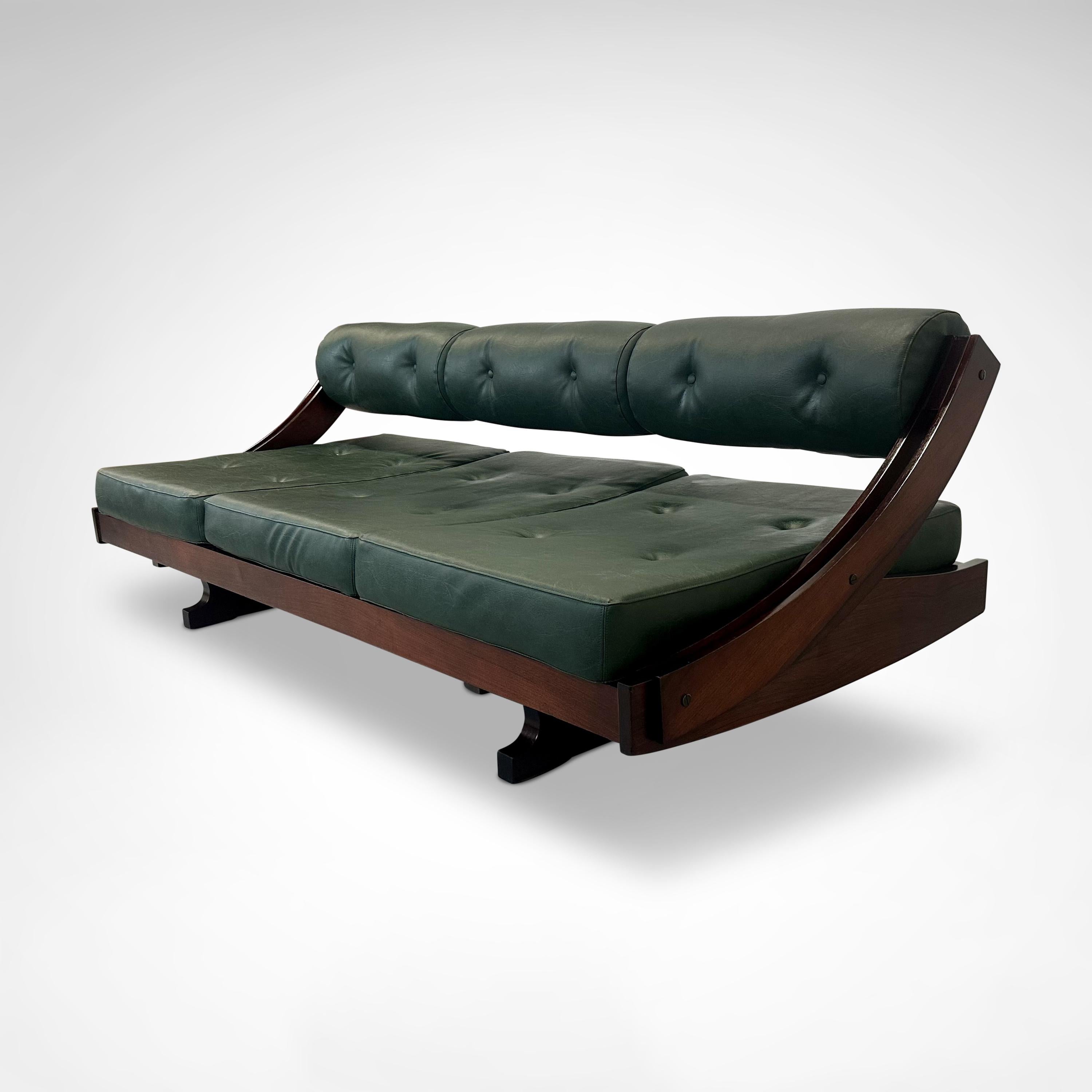 Informazioni sull'articolo

Funzionale ed elegante divano-letto modello GS195 disegnato da Gianni Songia per Sormani, Italia 1963.

Questo divano ha una scultorea struttura scorrevole in palissandro e cuscini originali in pelle verde scuro con