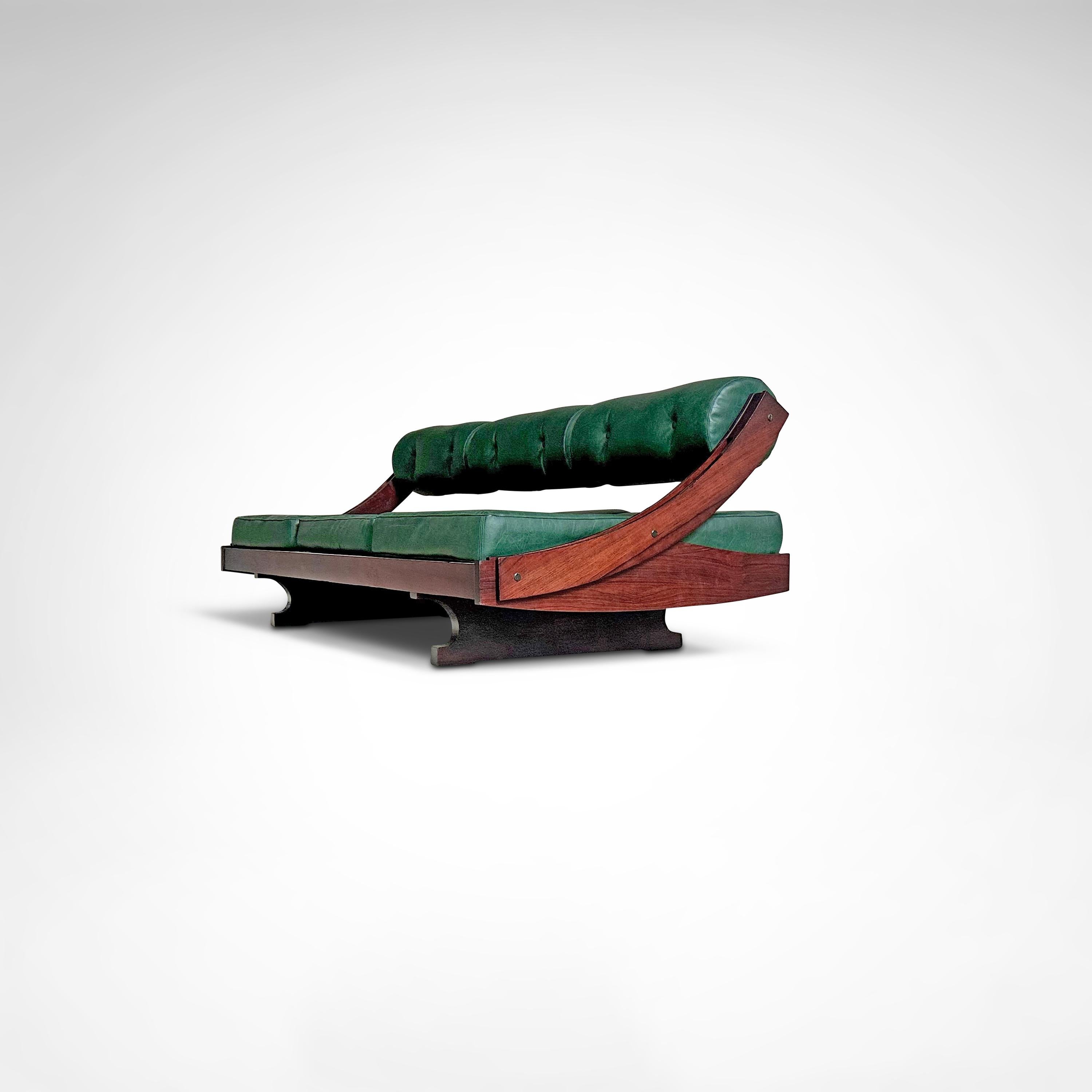 Sobre el artículo

Funcional y elegante sofá-cama de salón modelo GS195 diseñado por Gianni Songia para Sormani, Italia 1963.

Este sofá tiene un escultural armazón deslizante de palisandro y cojines abotonados originales de cuero verde oscuro muy