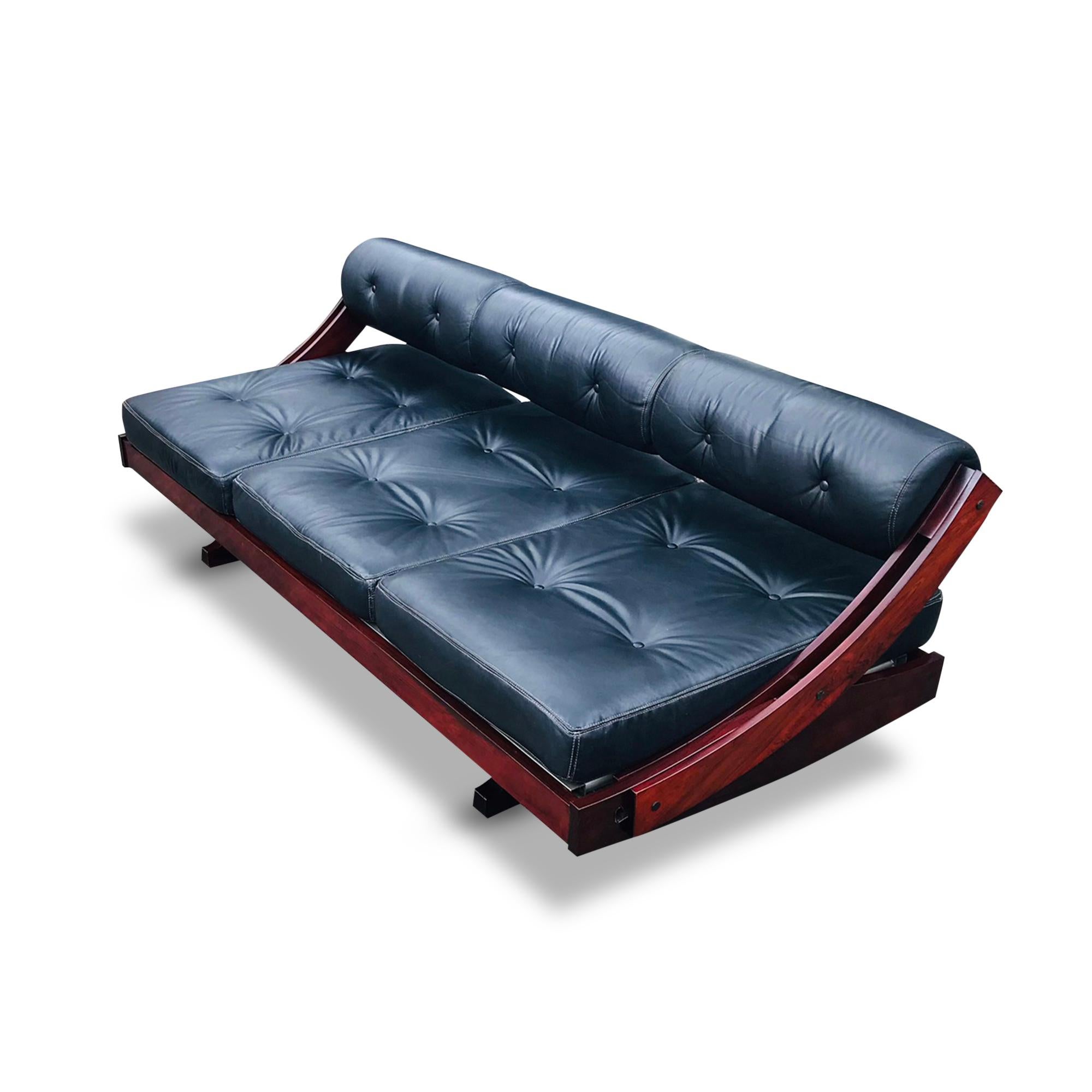 
Funzionale ed elegante divano-letto modello GS195 disegnato da Gianni Songia per Sormani, Italia 1963.

Questo divano ha una scultorea struttura scorrevole in palissandro e un'ottima imbottitura nera.  Una combinazione di colori straordinaria.

Il