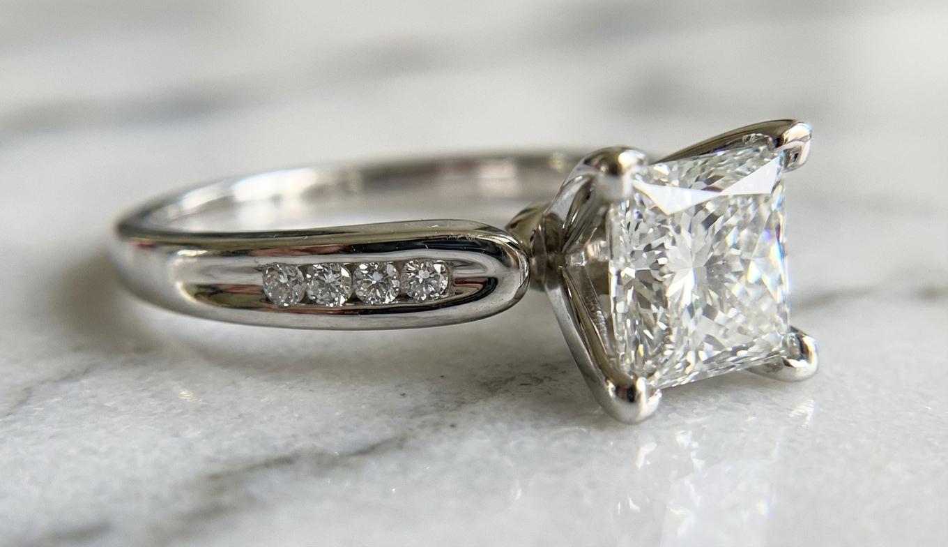 Anillo de compromiso de diamantes talla princesa Leo de 0,95 quilates con certificación GSI en oro blanco de 14 quilates Corte princesa en venta