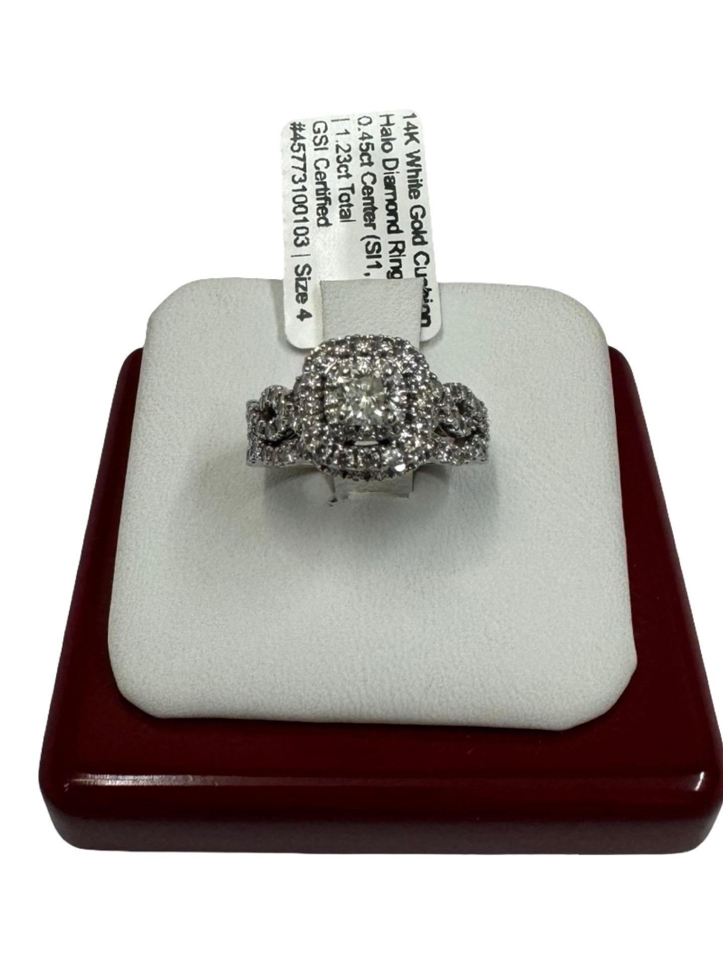 Un cautivador símbolo de compromiso, este anillo de compromiso con certificado GSI está magistralmente elaborado en oro blanco de 14 quilates. En su corazón hay un diamante de talla brillante cojín de 0,45 quilates, de color I y claridad SI1, que