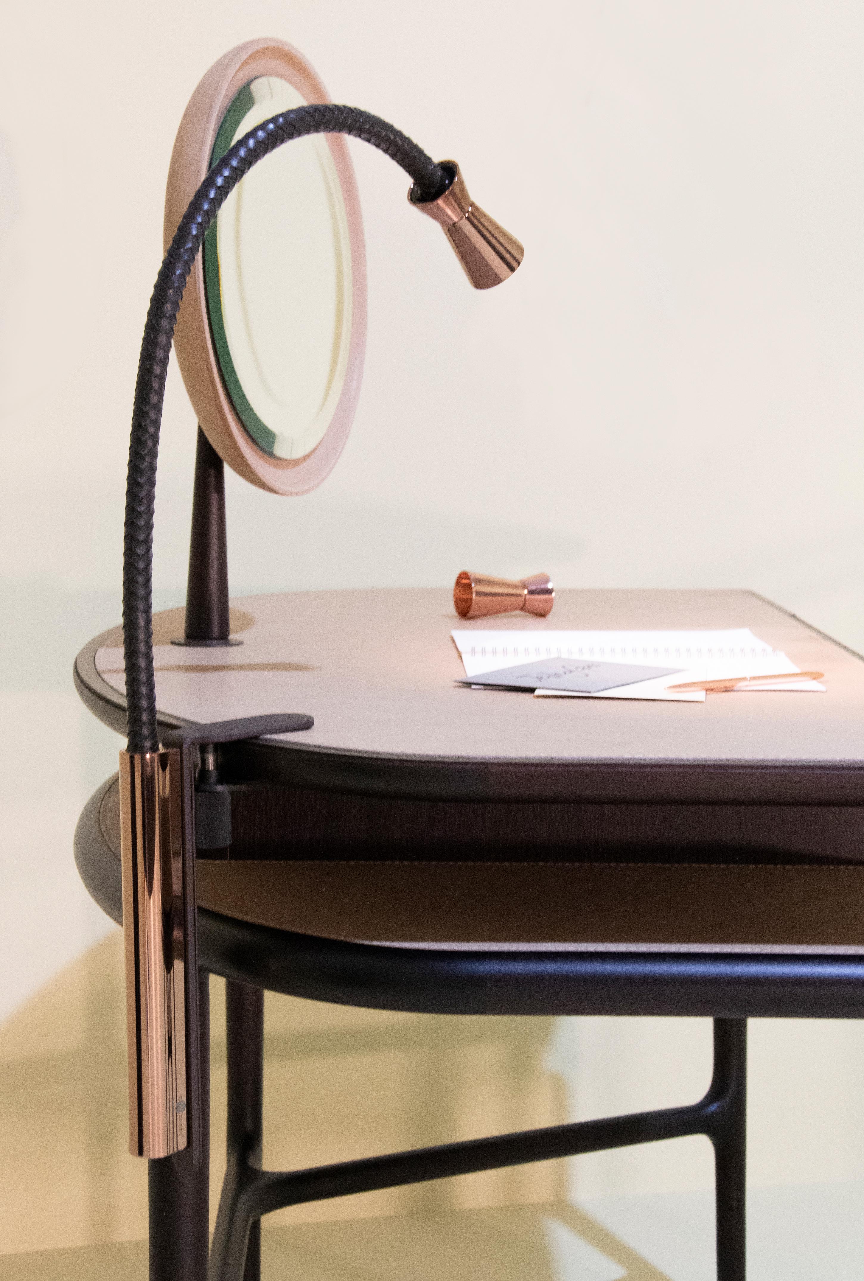 Il s'agit d'un accessoire pour la lampe à pile G&T. Il peut être utilisé pour fixer la lampe portable à batterie G&T sur une table ou un bureau.
  